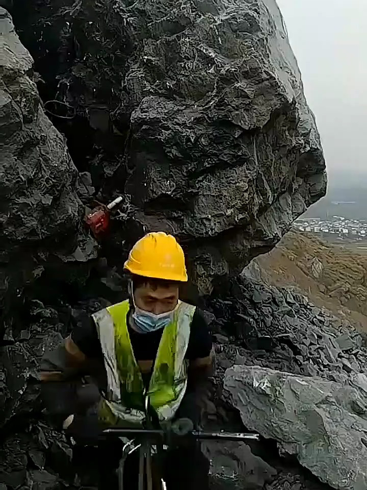 山顶上爆破的大石头,要是砸到人算谁的责任
