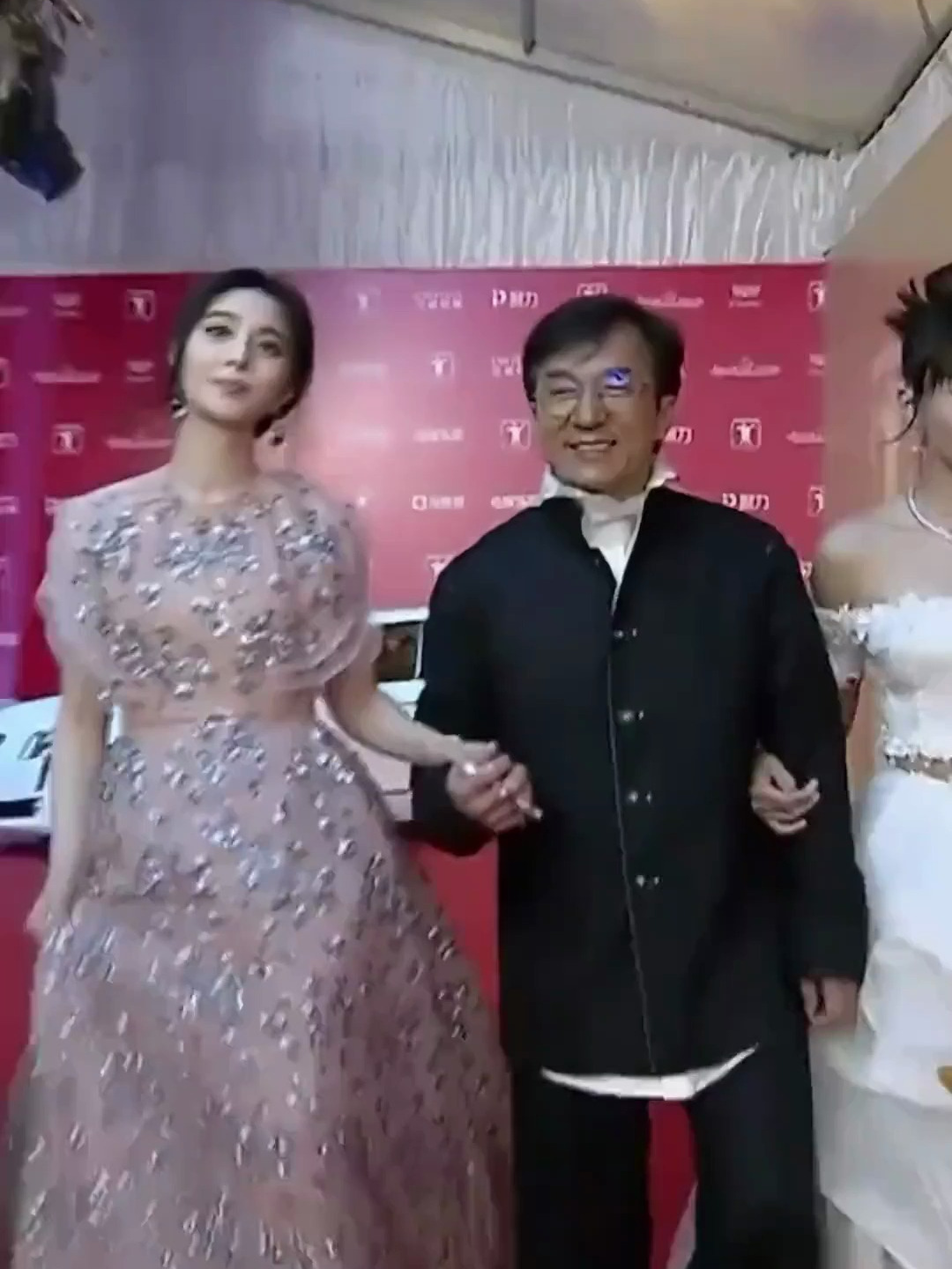 当所有人都远离范冰冰的时候只有成龙出来声援老一辈艺人重情义