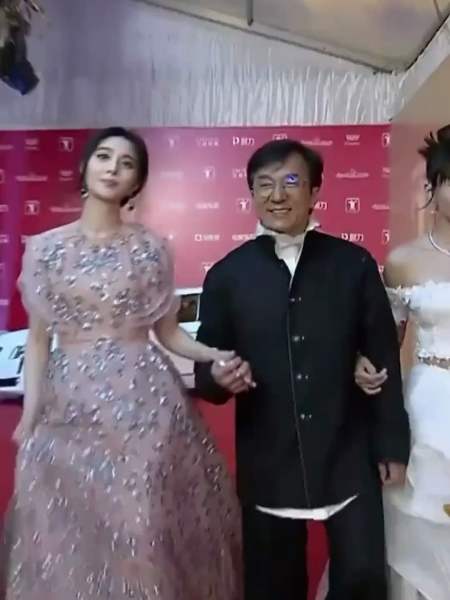 当所有人都远离范冰冰的时候只有成龙出来声援老一辈艺人重情义