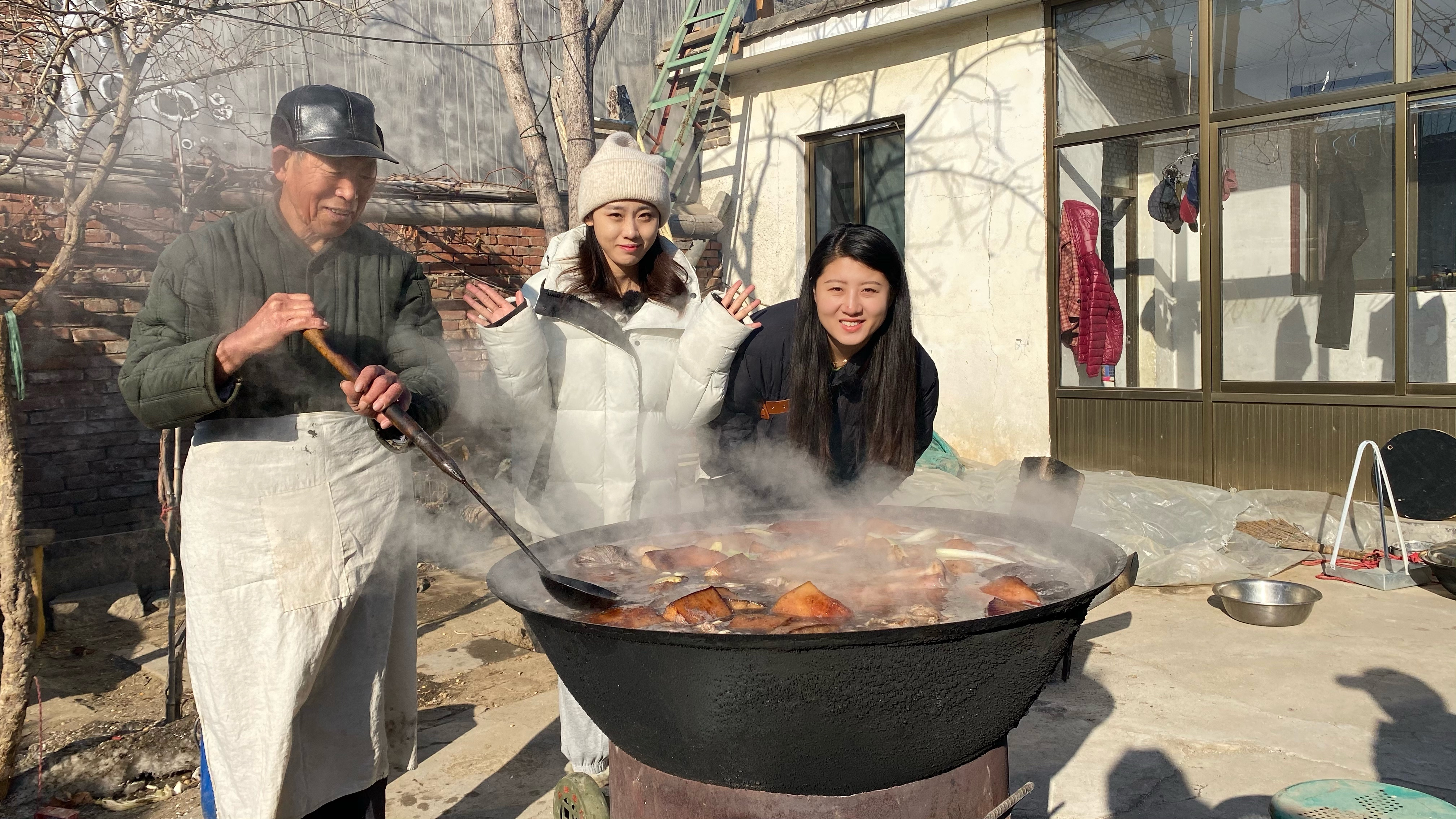 河北大叔做腌肉，一头猪做一缸肉，用盐和油就能存放好几年