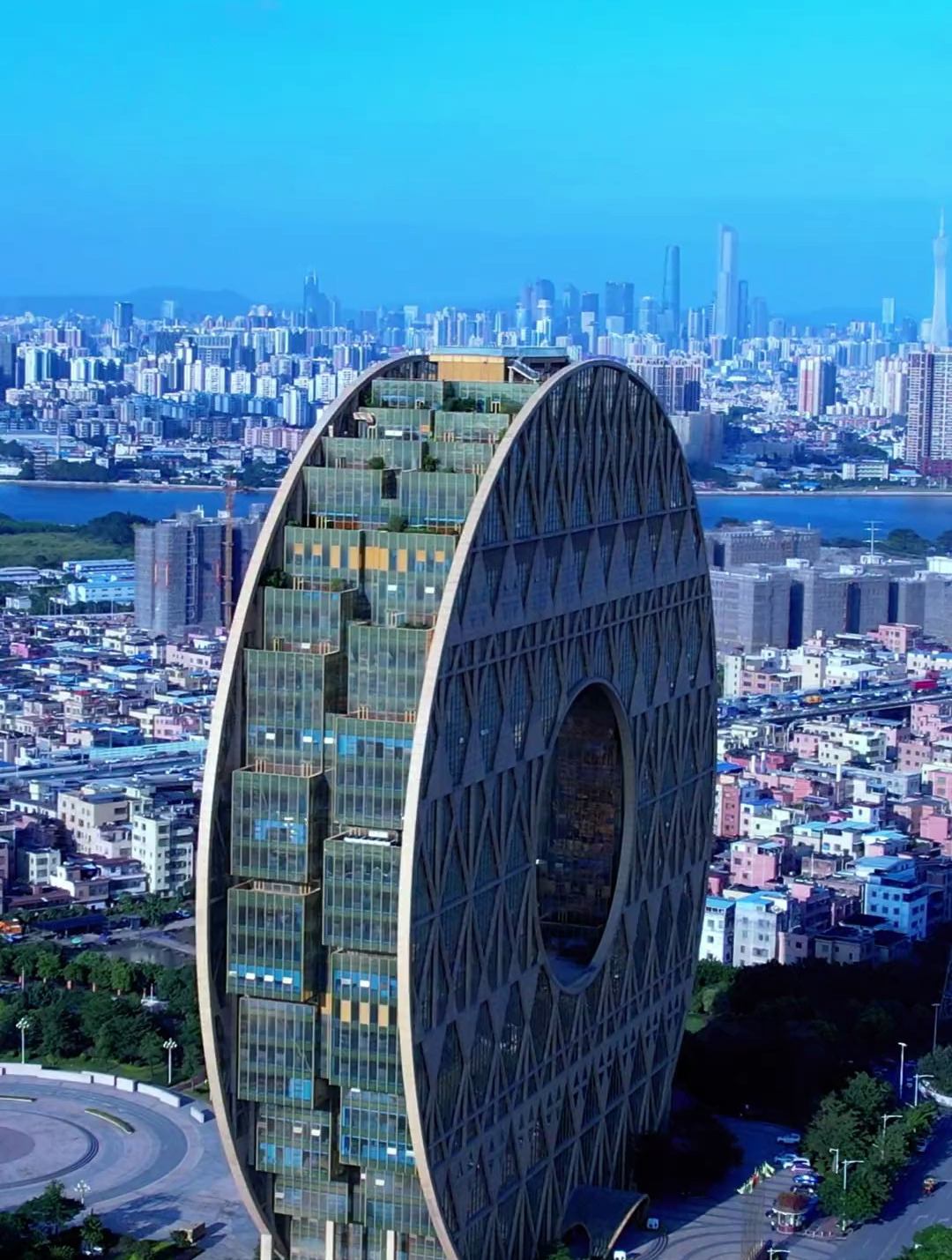 耗资10亿元建造,它就是位于广州市荔湾区的"广州圆大厦"
