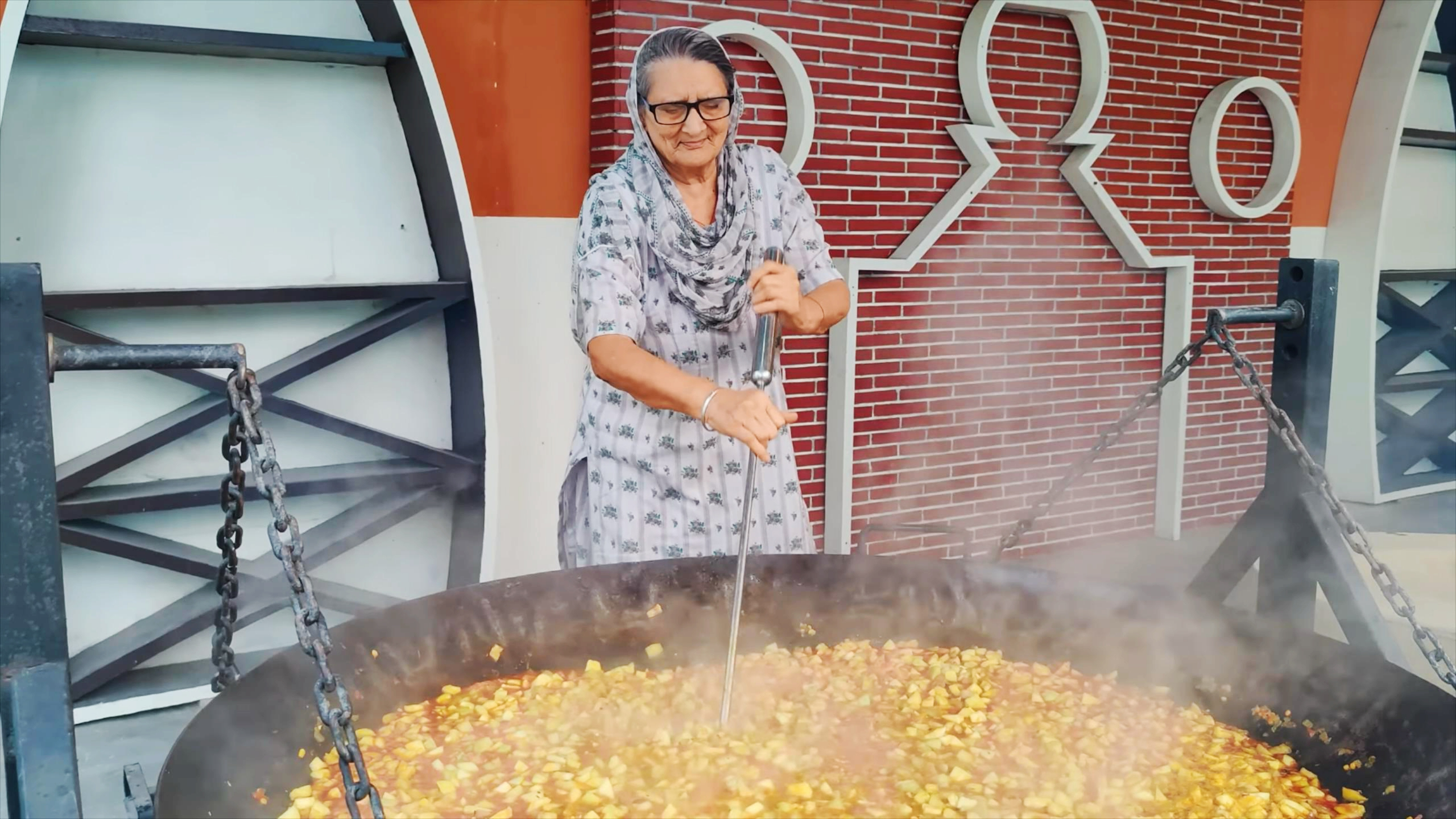 印度贵族老奶奶,为给全村穷人烹饪咖喱饭,祭出祖传2米大锅