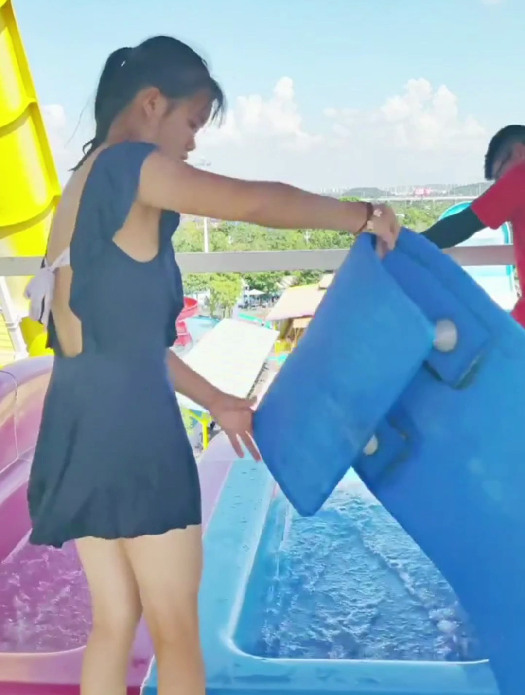 泳装美女来玩水上乐园,没想到还自己戴垫子,果然实惠