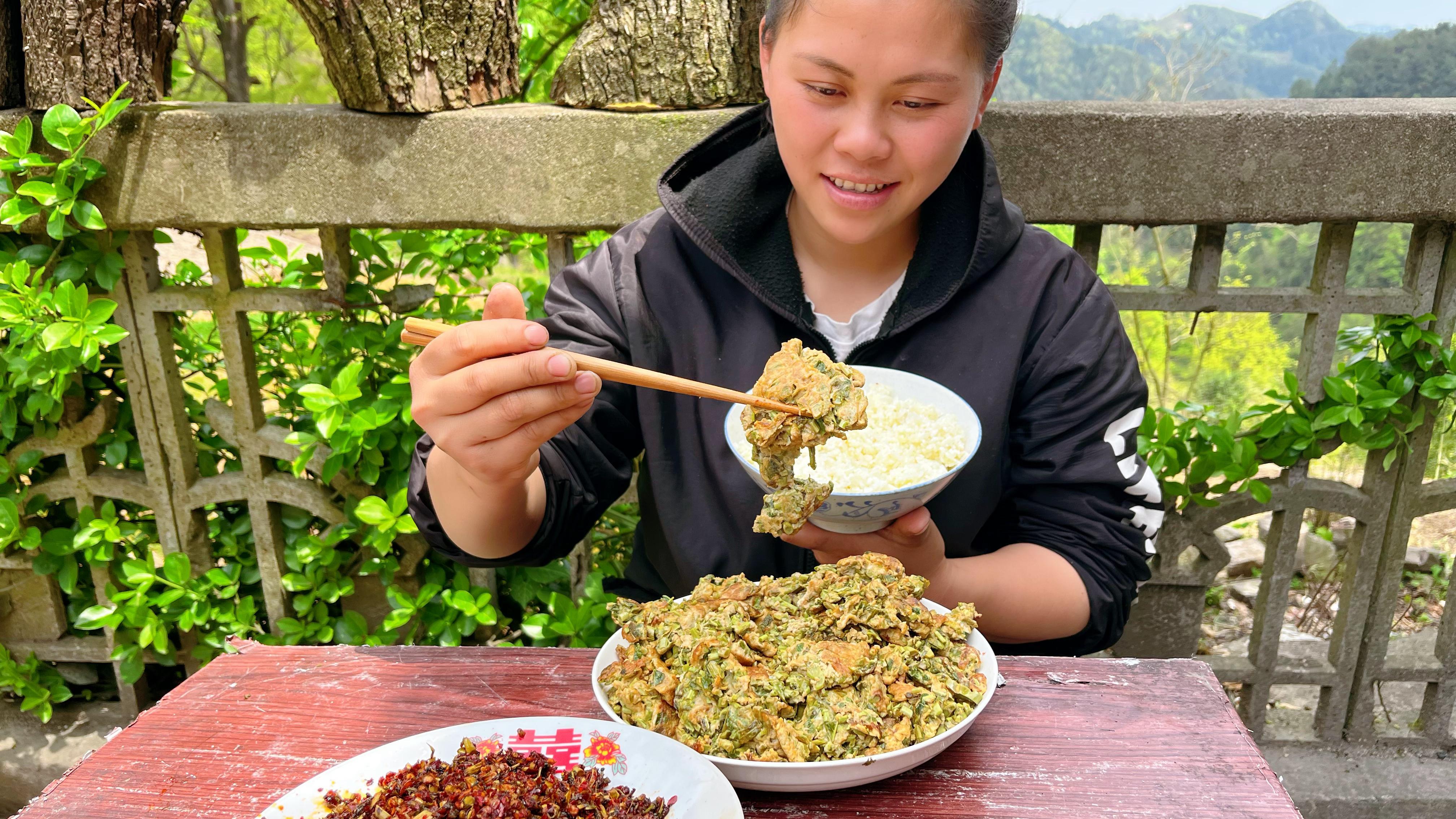今天摘了一篮子春芽,拿几个鹅蛋一起炒,加堆辣椒又辣又香真下饭