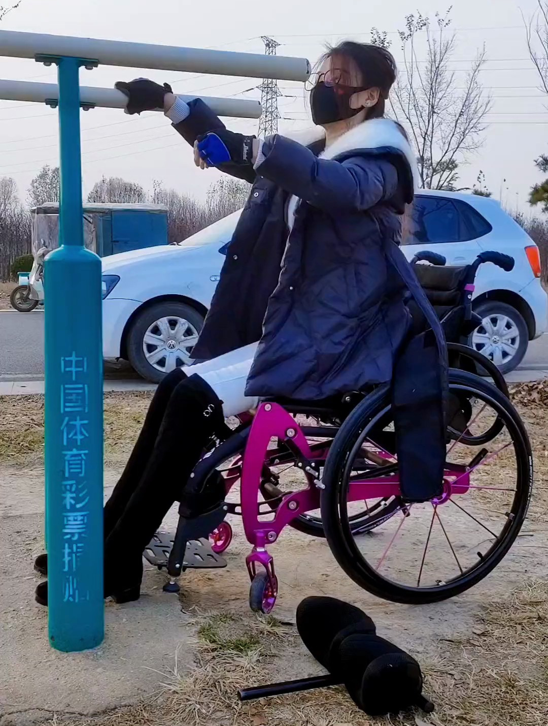 意外导致双腿瘫痪11年了,我的愿望就只有一个"我要站起来"-度小视