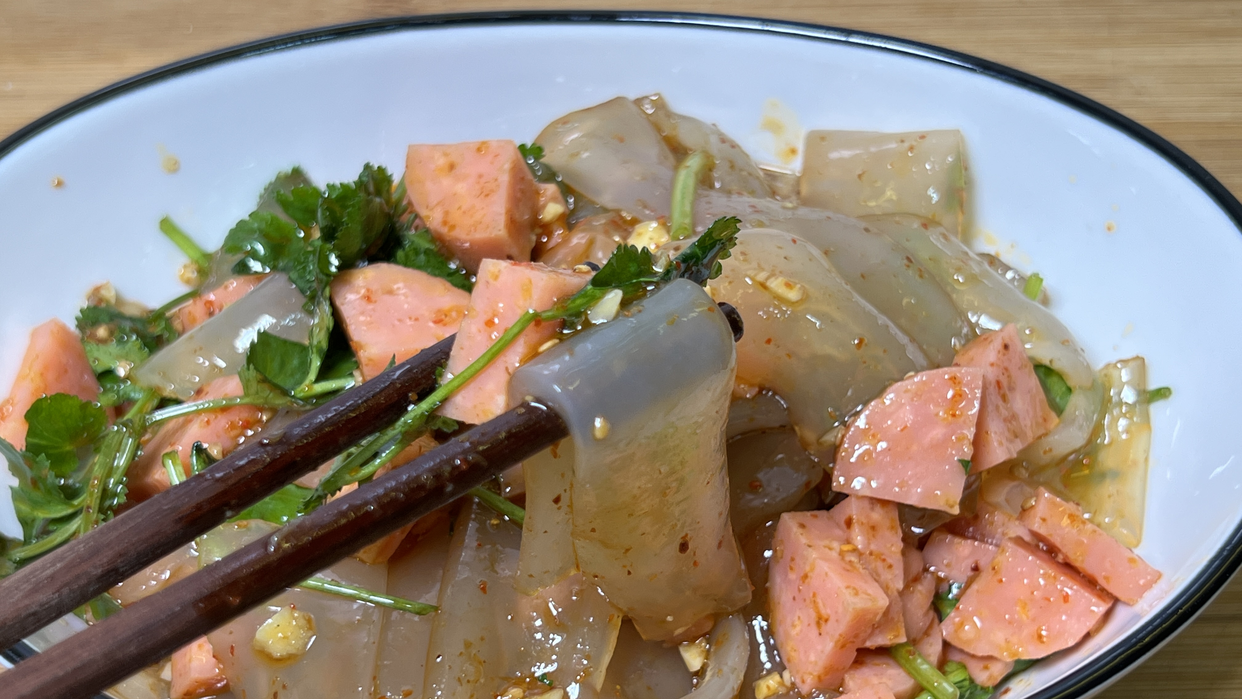 凉拌拉皮在家做,两包拌一大盘,配点沙拉肠,让人更有食欲,好吃