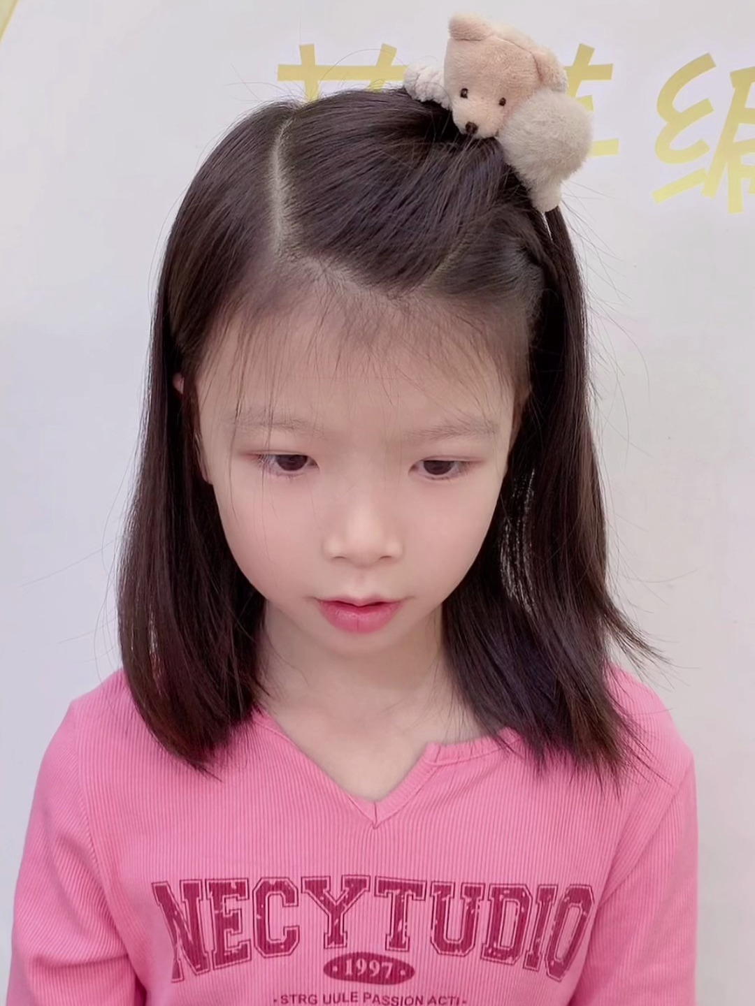 新年给女儿用这种红色的头绳扎头发各种可爱的图案女儿很喜欢