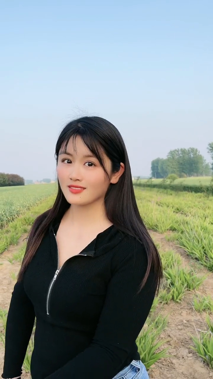 小姐姐真漂亮,成熟中带着羞涩,农村中带着时尚