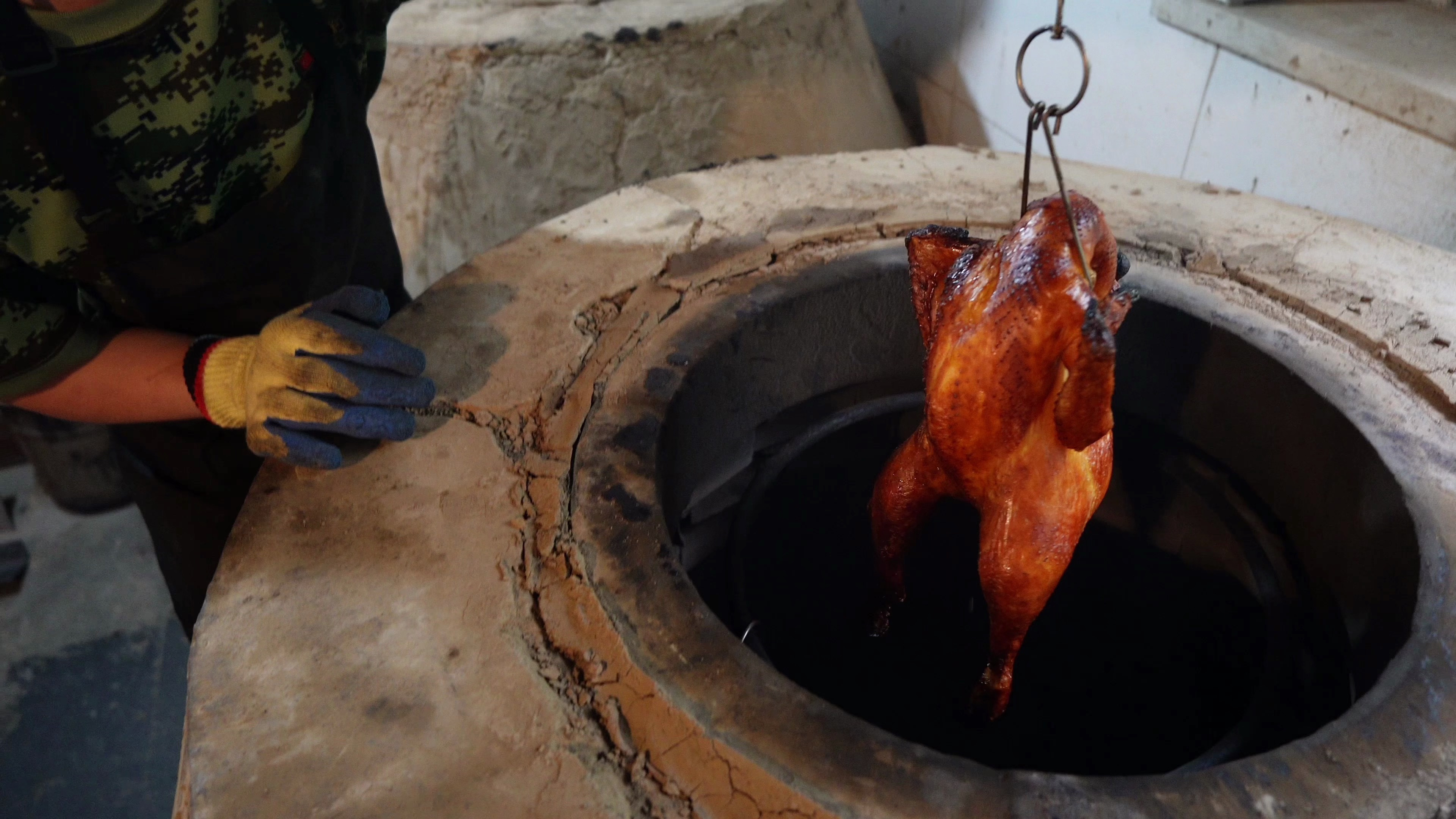 在哈尔滨吃到属于东北地域美食,原始部落土窑坑烤