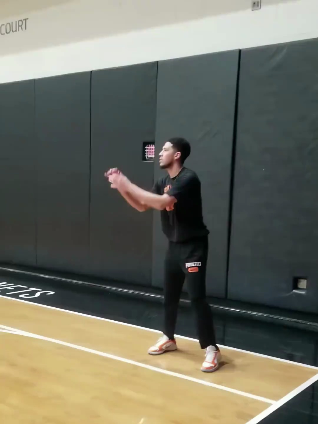 德文布克的投篮包也是足够的漂亮