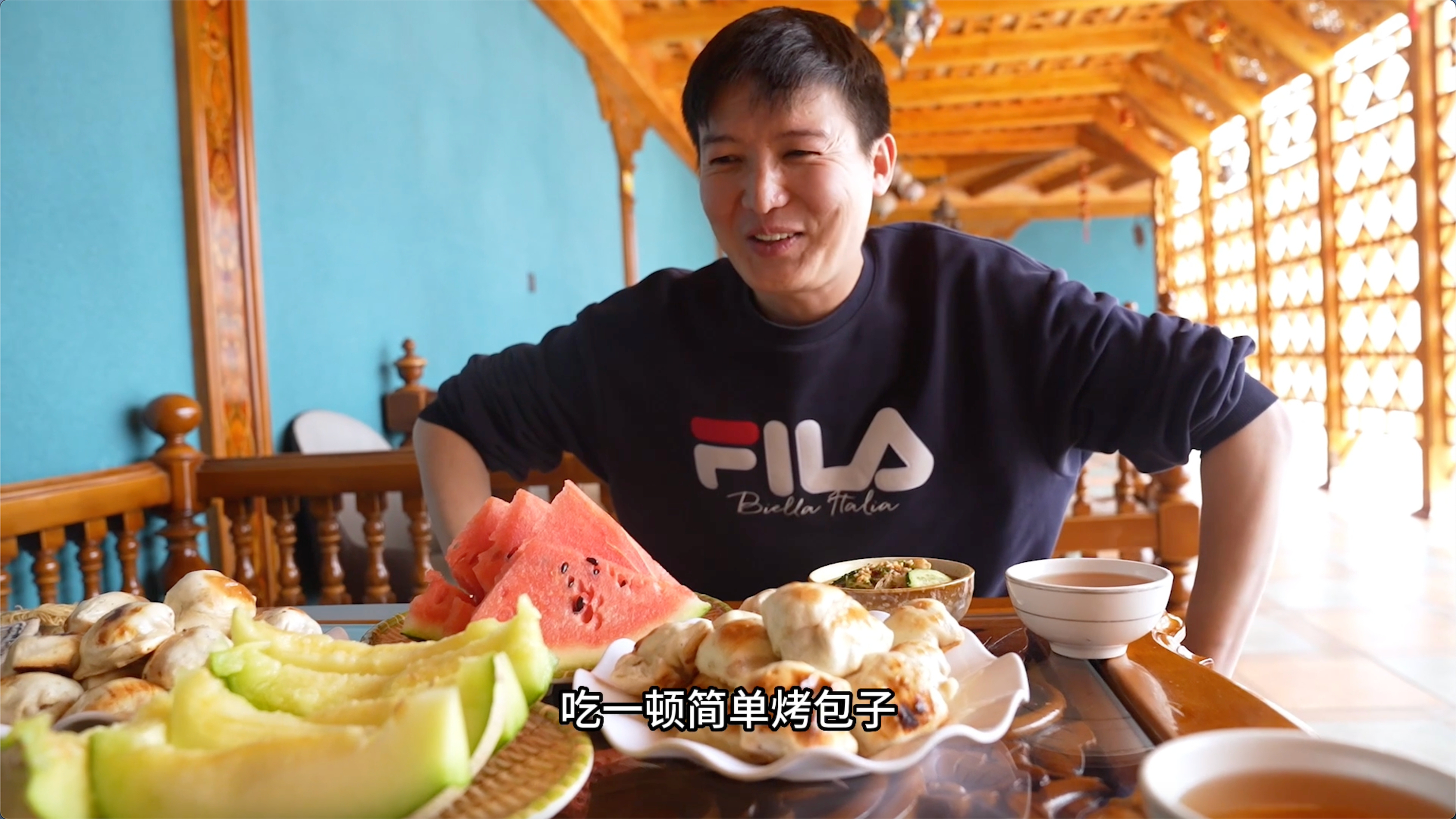 来新疆旅游就要这样吃!土羊肉烤包子一口一个,桌上瓜果全要摆满