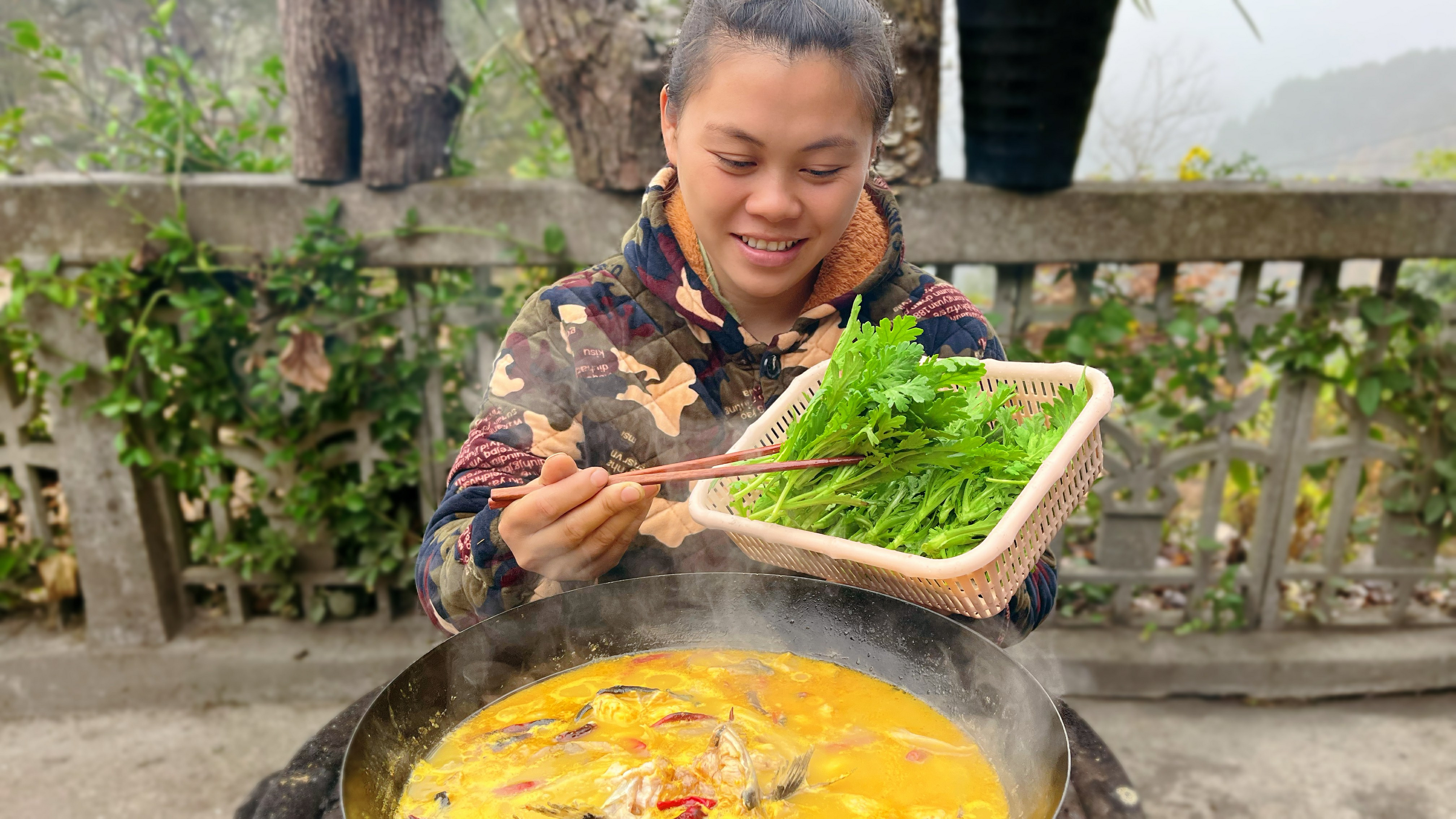 菜园被牛吃光了,欧妹又气又无奈,修理好围栏做一锅爆辣酸汤鱼