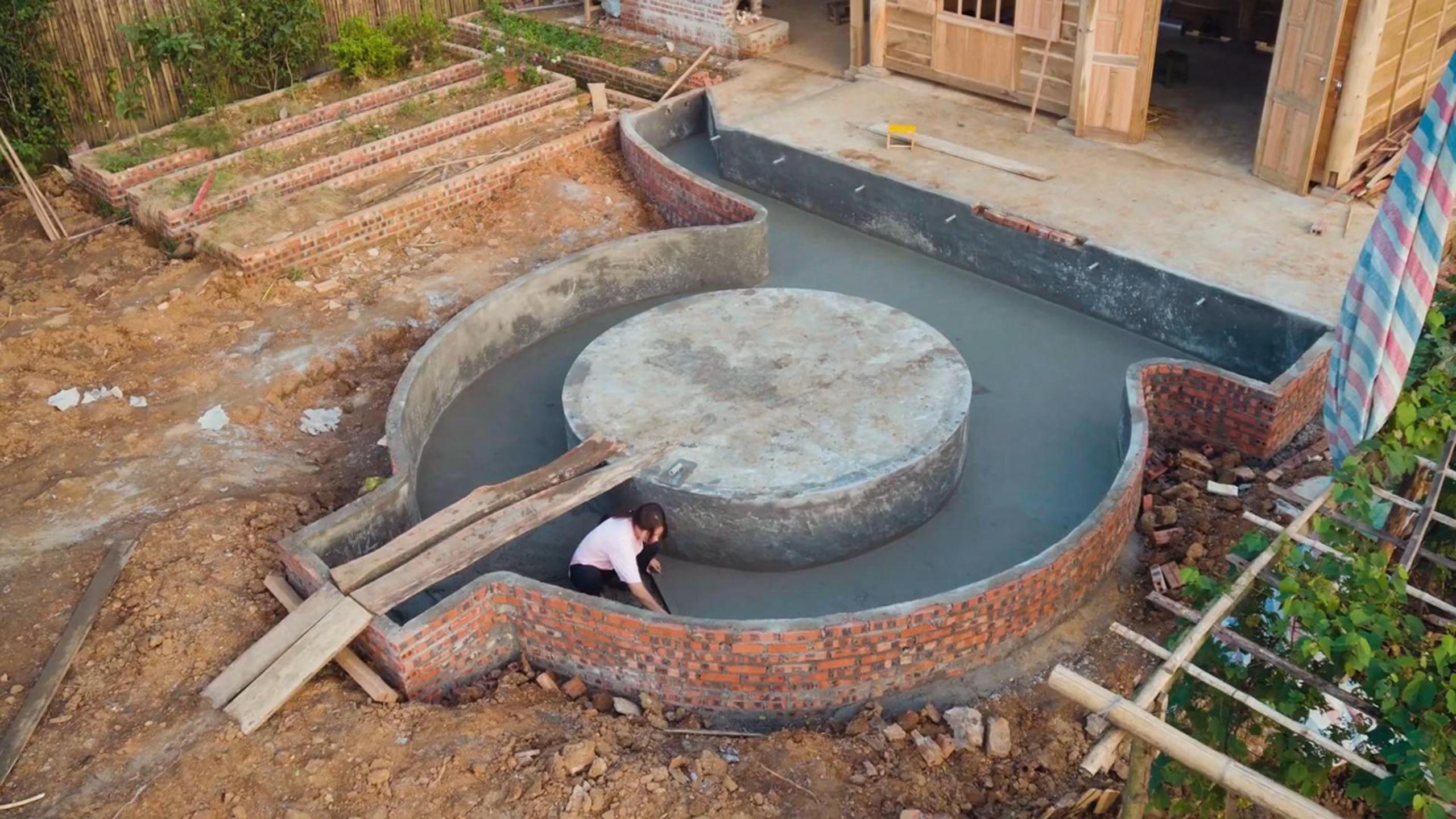 鱼缸是万万看不上的,有本事直接弄一个鱼池!这够大气了吧?