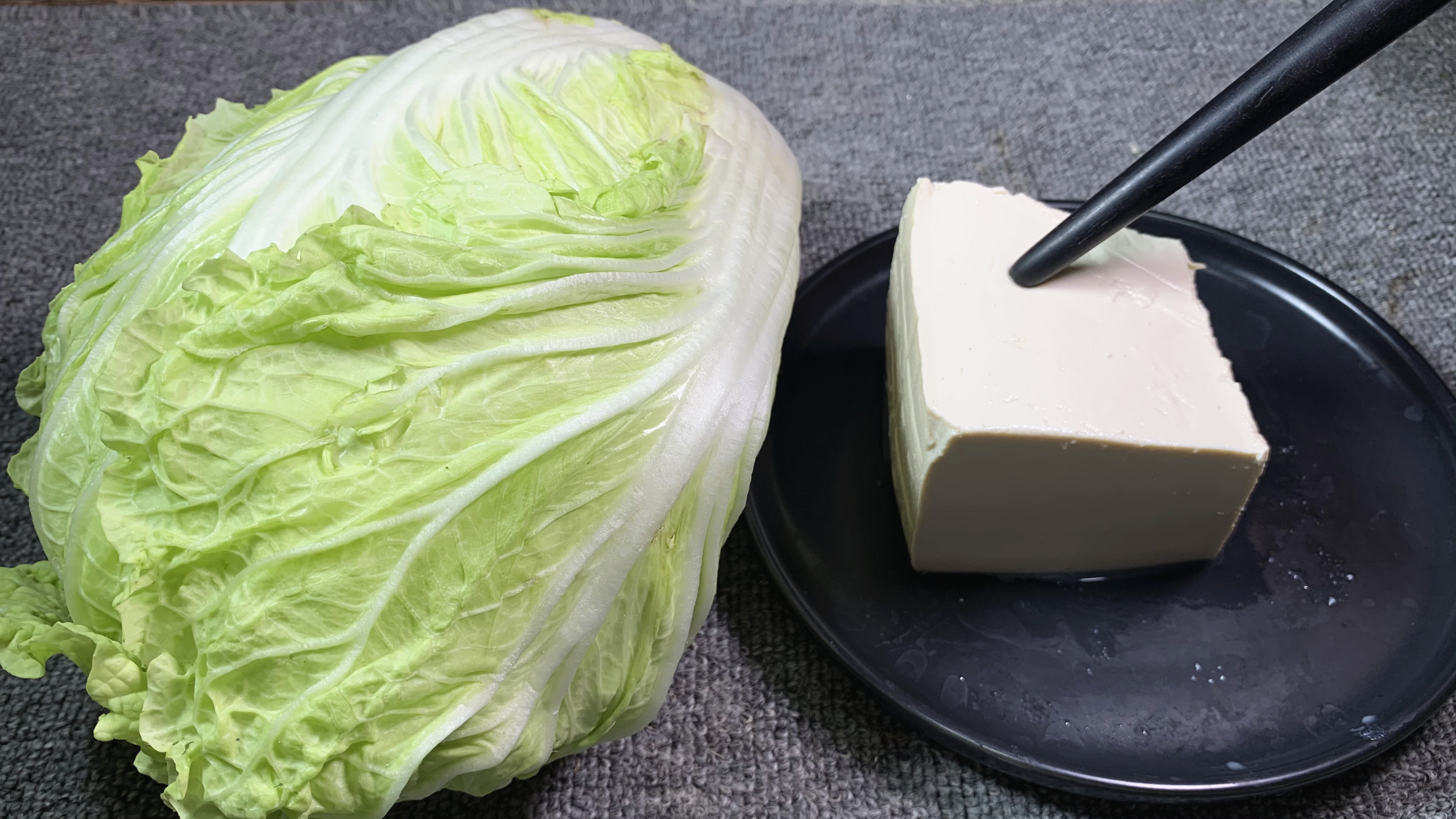 白菜和豆腐是绝配,教你创意新吃法,不炒也不炖,蓬松暄软又好吃