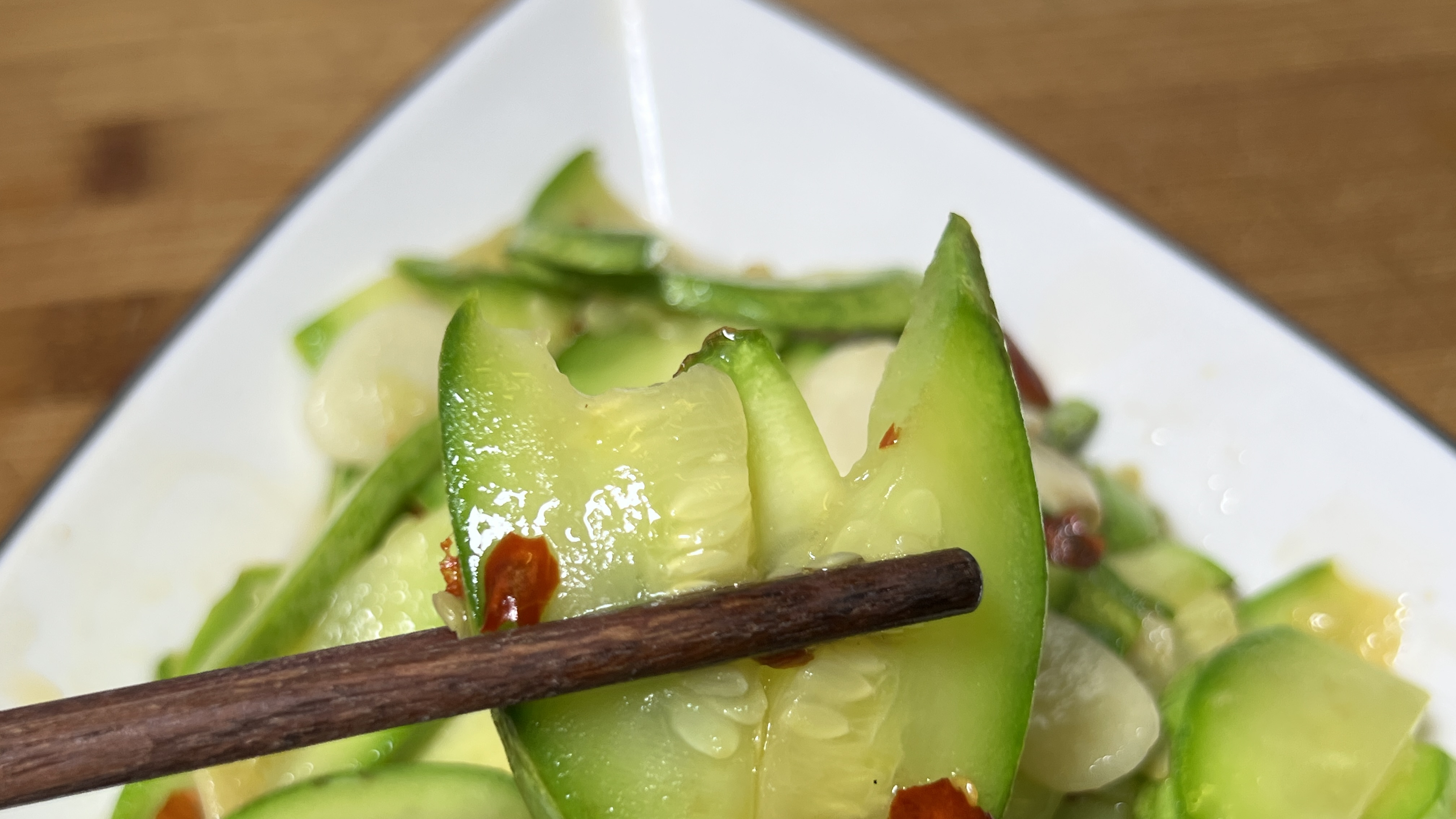 天热没食欲,一个西葫芦简单炒一炒,清脆爽口,开胃解腻,超下饭