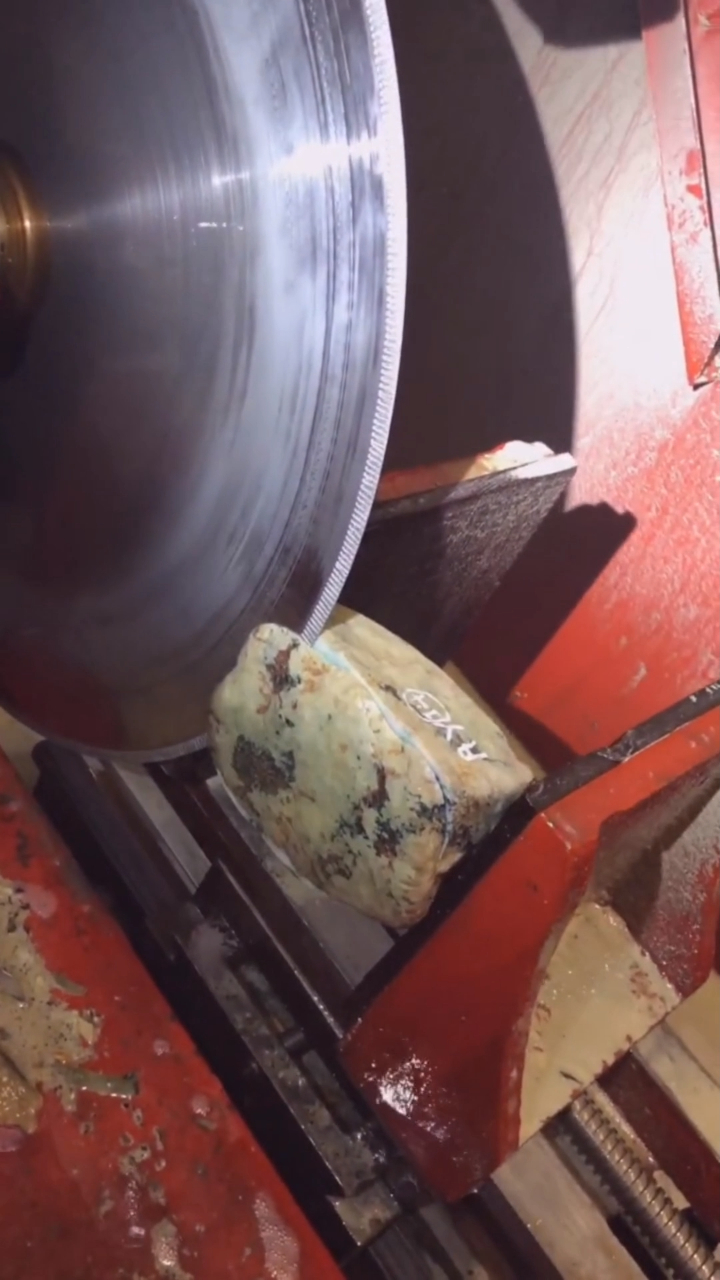 实战记录,刚切完的翡翠原石,小哥开心得手舞足蹈!