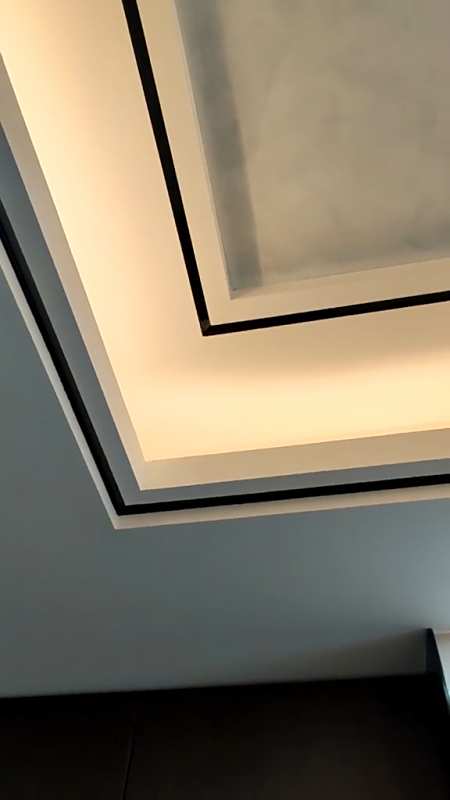 装修:非常简单的叠级吊顶,双层石膏板走一圈不锈钢条-度小视