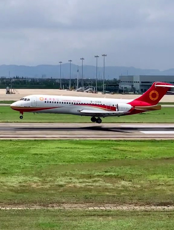 ngb也有小阿娇的身影了,国产飞机arj21-700-度小视