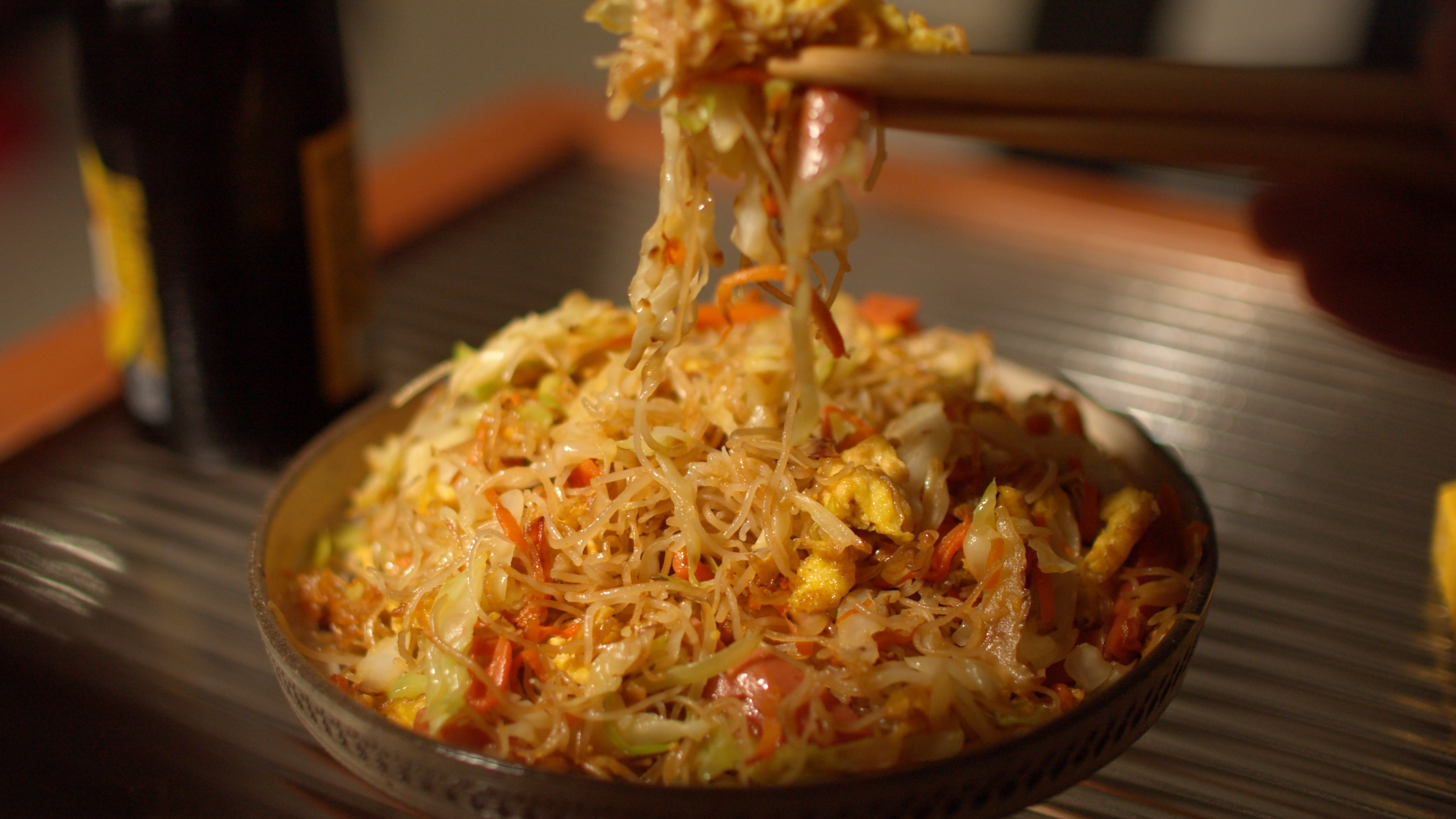 今天吃炒米线,料超多的那种!