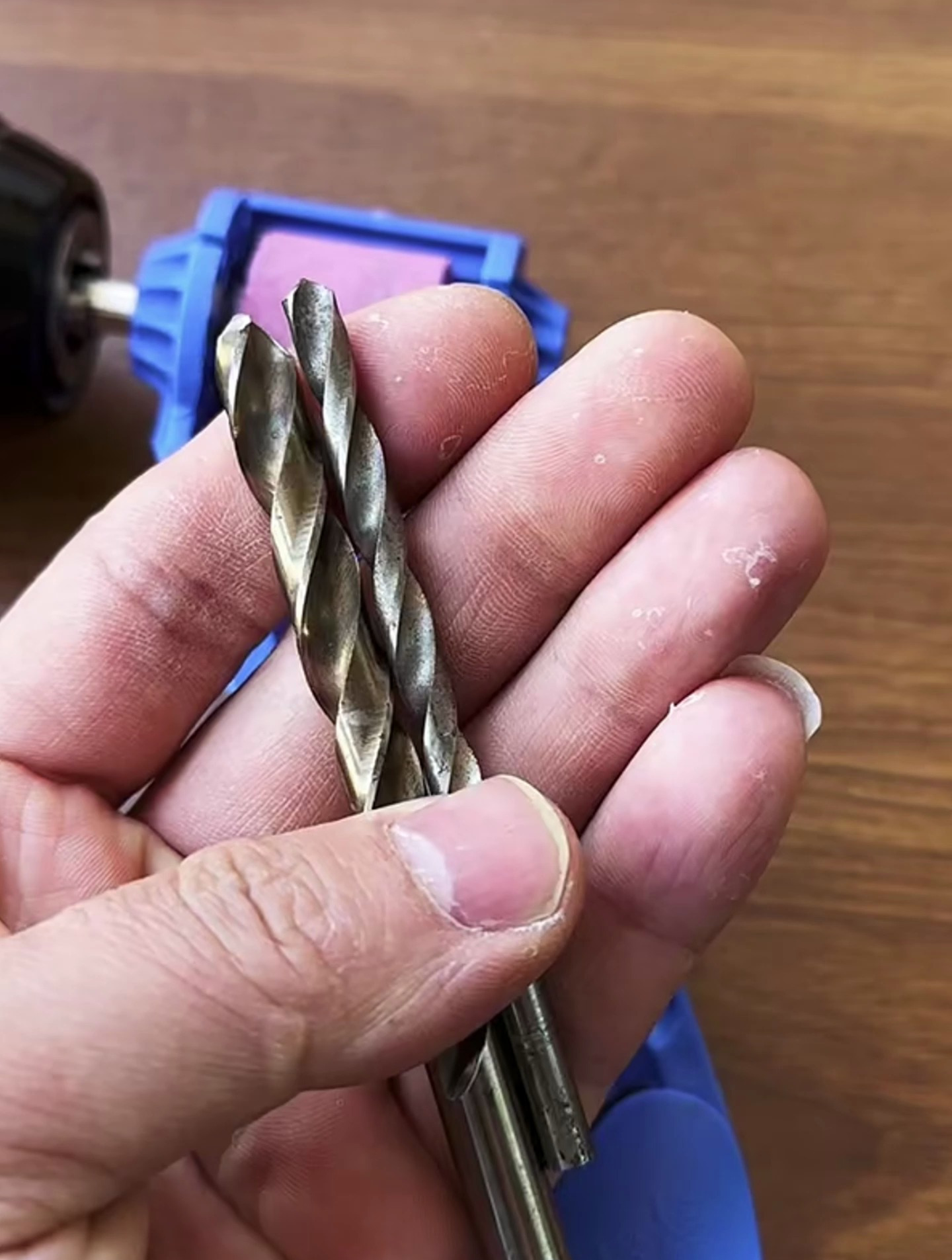 想不到还有这么好用的麻花钻头研磨器,磨出来的钻头又快又锋利