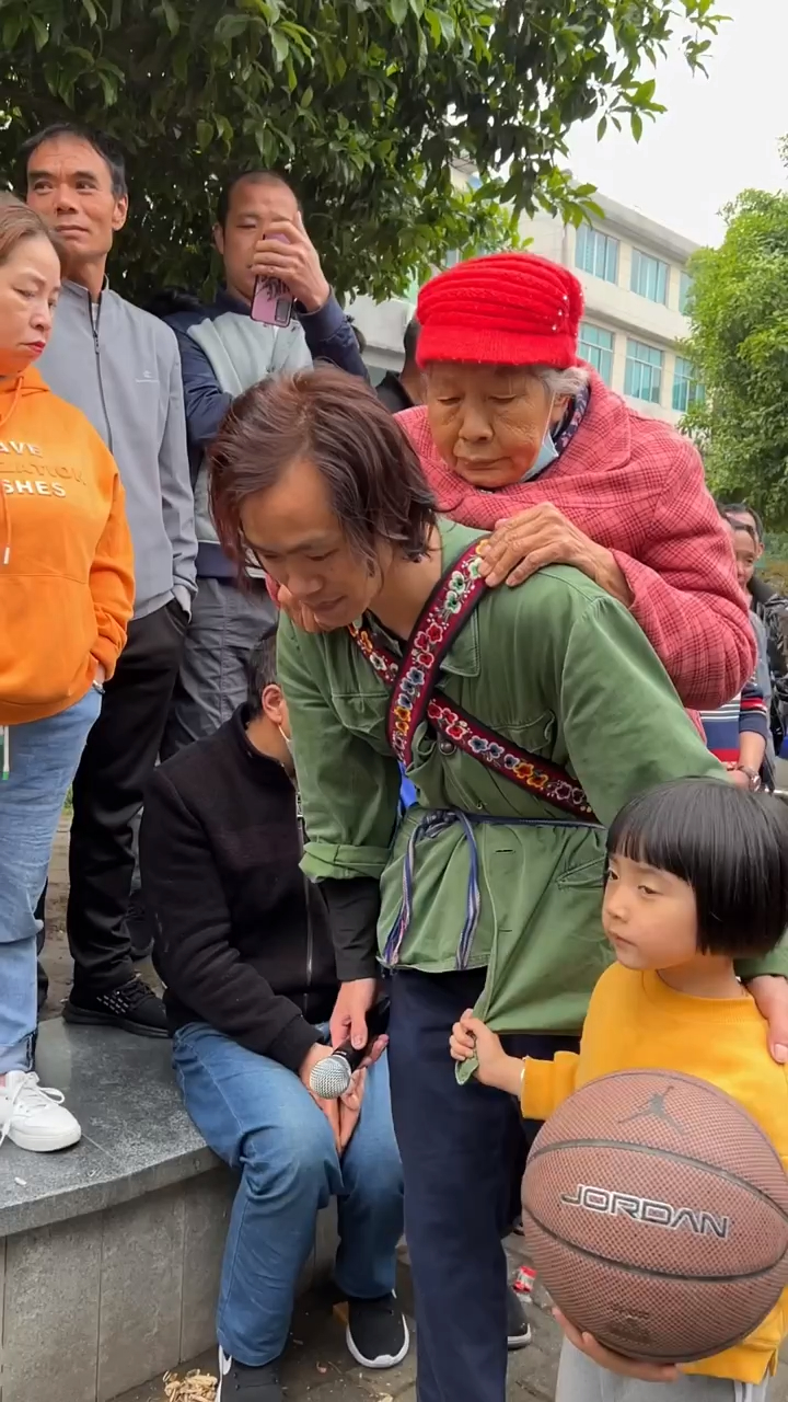 流浪哥街頭賣唱《流浪歌》太好聽了,吸引來好多觀眾