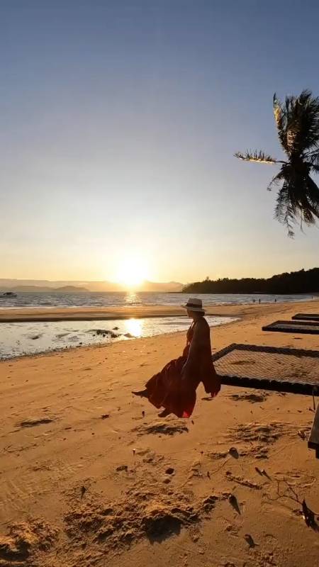 夕阳下海滩漫步,享受快乐旅行,感悟人生百态!-度小视