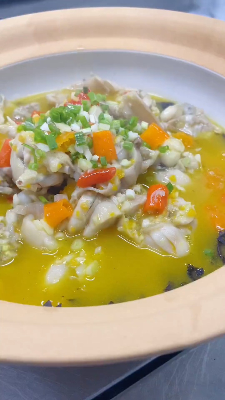 今天给大家做一道金汤牛蛙,这样做的牛蛙不嫩你找我-度小视