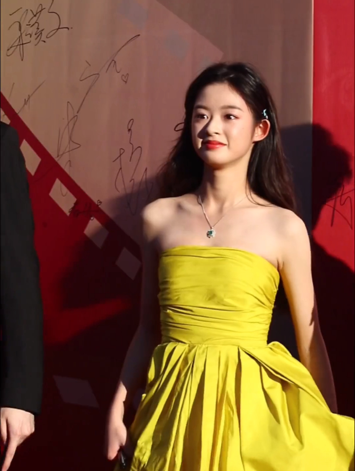 嘉行小花黄杨钿甜,07年的妹妹就出落得如此楚楚动人