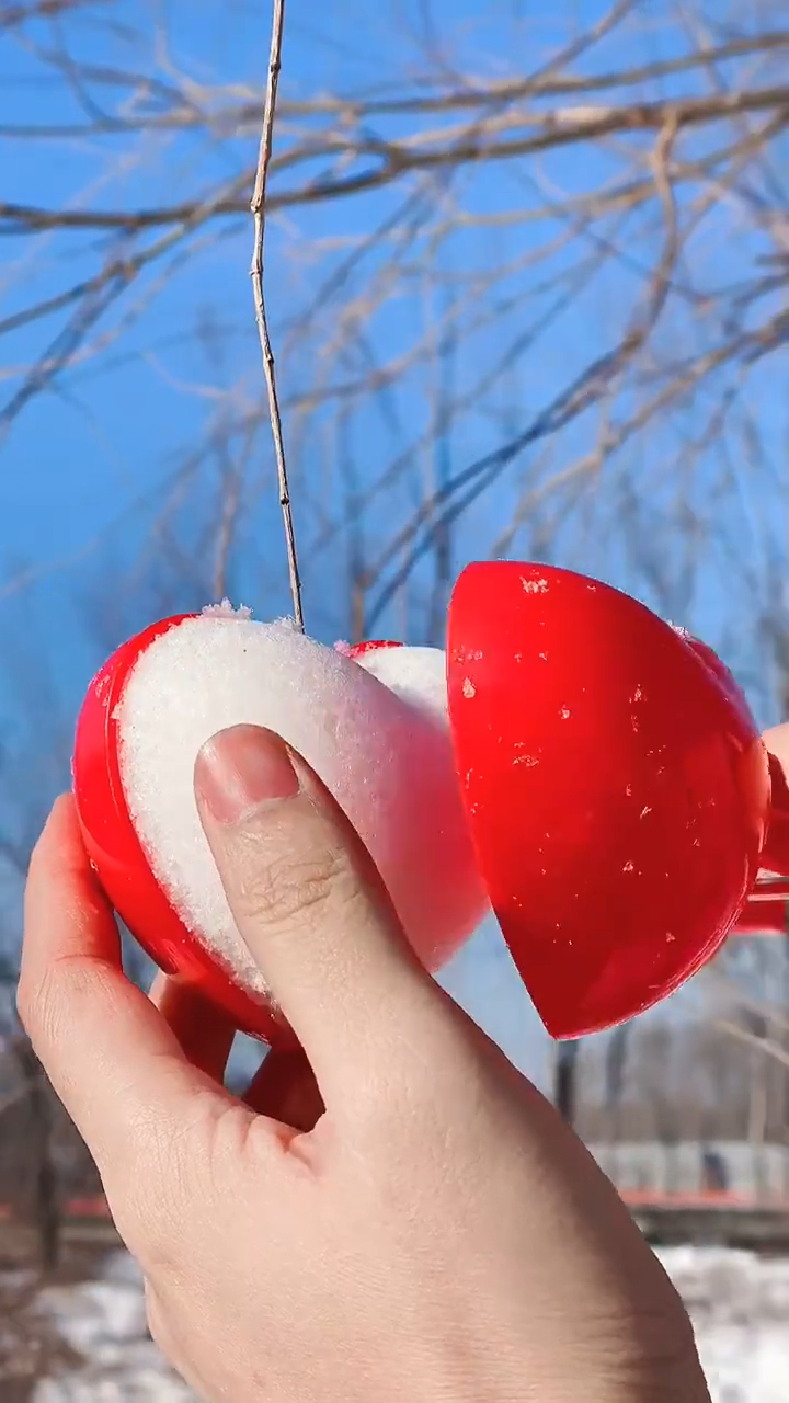雪天就该这样玩爱心雪球