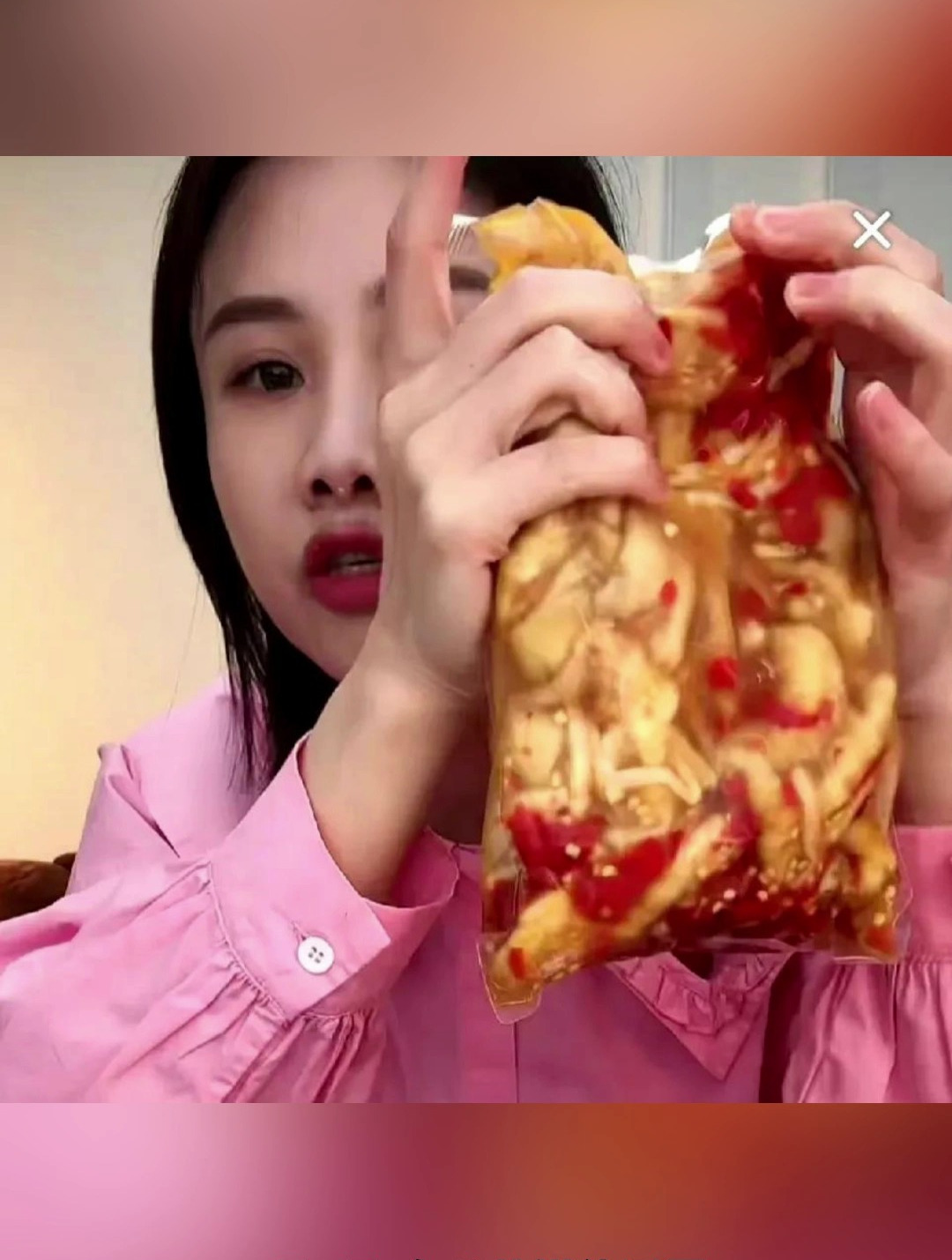 网红密子君直播卖鸡爪惊现蟑螂