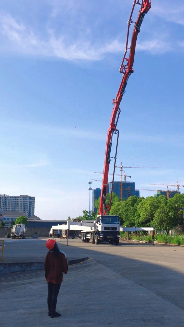 「美女与机械」系列之truemax混凝土泵车女司机 谁说女子不如男-度小