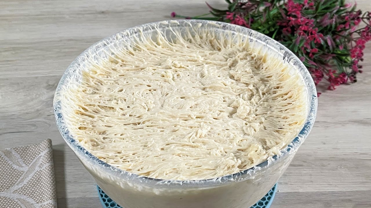 太简单了,著名的意大利佛卡夏面包,将面粉和水融合不用揉面