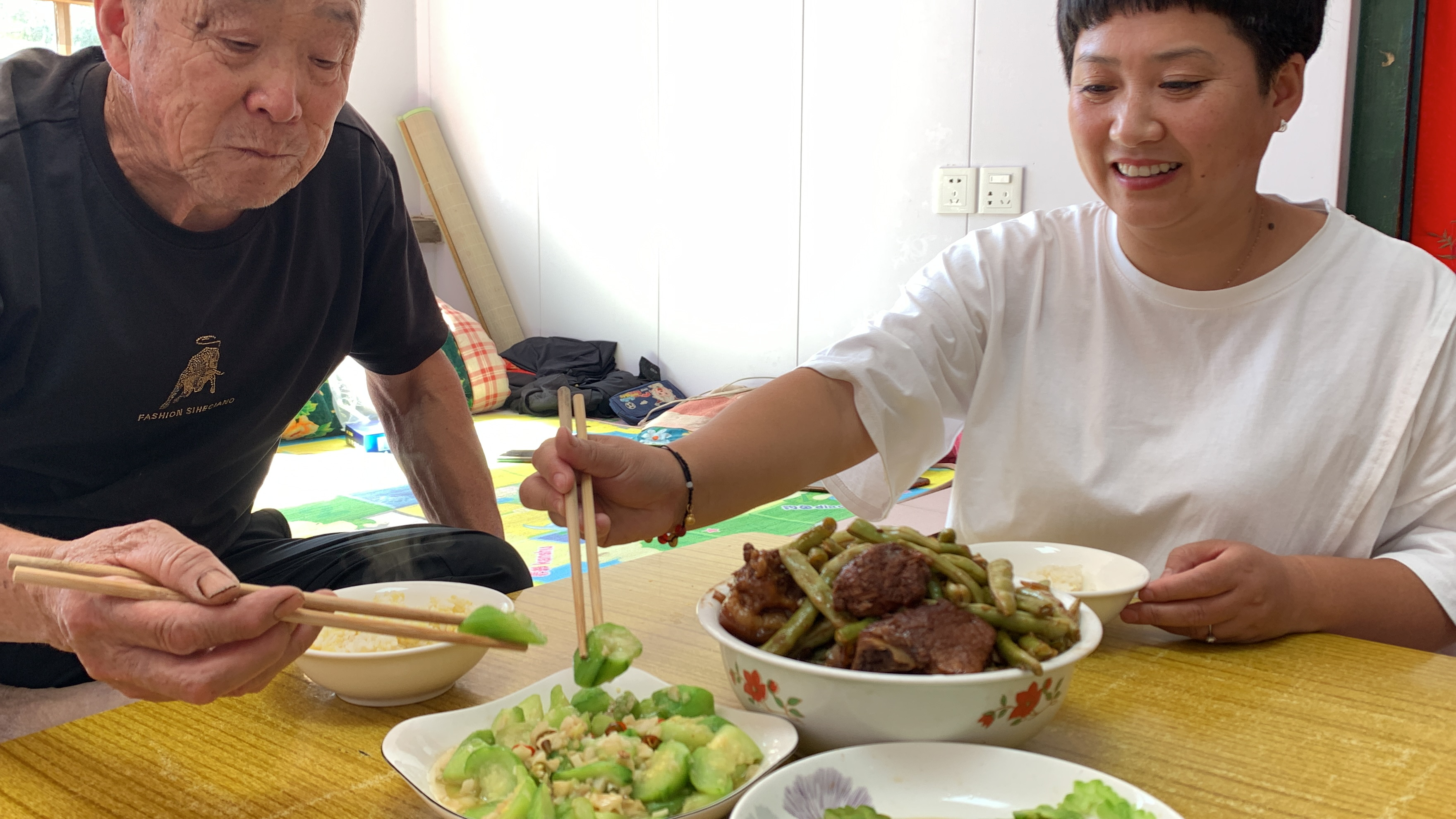 农家小院就是好，各种蔬菜长势喜人，摘3根丝瓜炒一下，清淡爽口