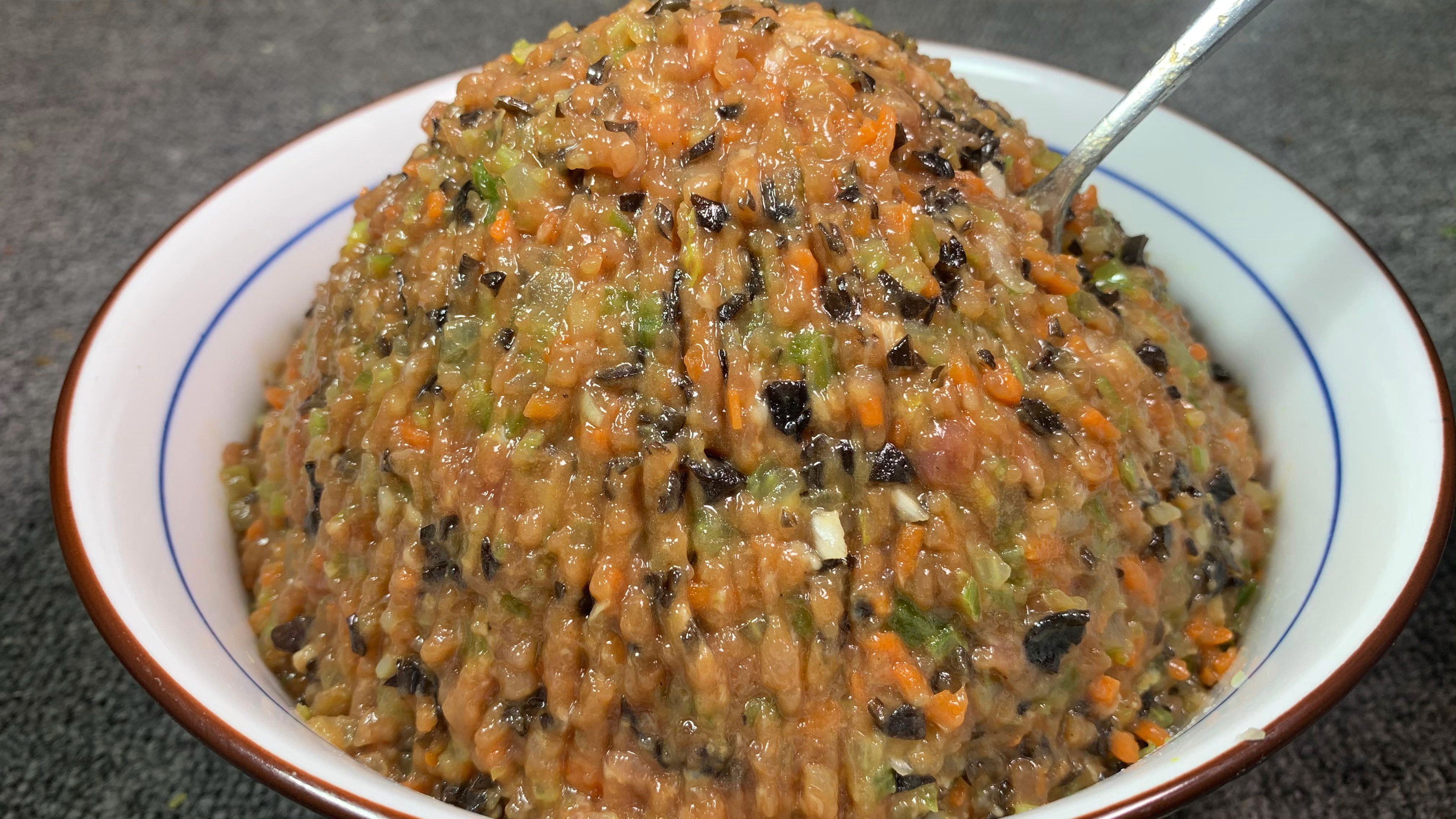 芹菜饺子馅好吃有诀窍，教你调馅方法，饺子馅鲜嫩多汁，不腥不柴