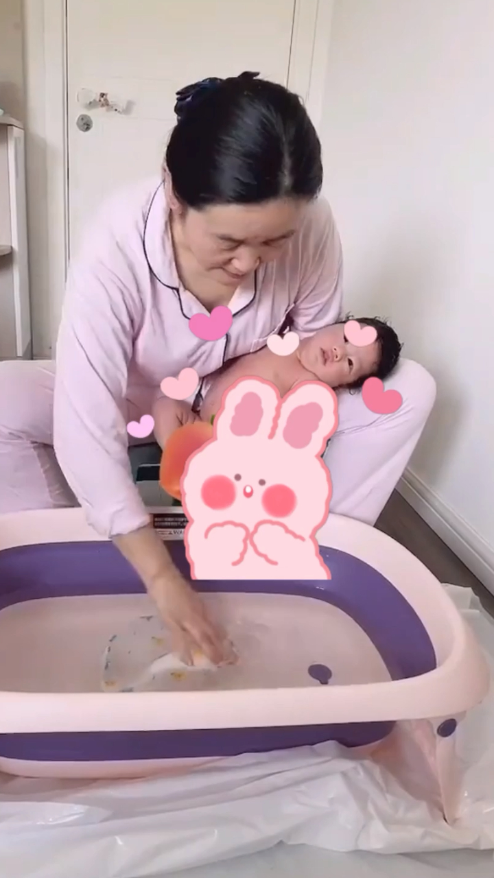 实拍我家月嫂给小宝宝洗澡,看着简单易学,实际很耗体力!