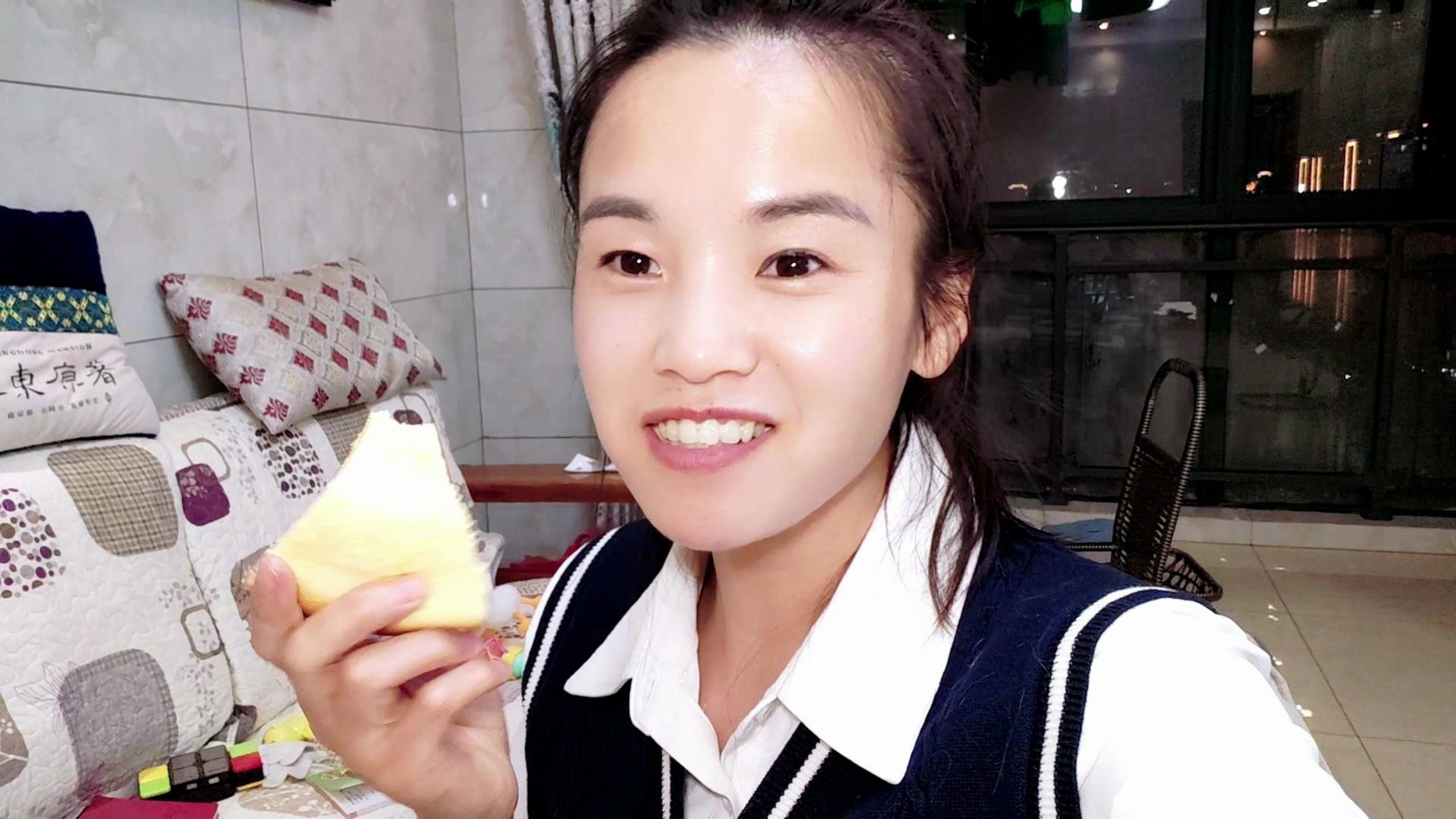 买一袋鸡蛋碎了一大半,到家做成蛋糕,3个孩子抢着吃