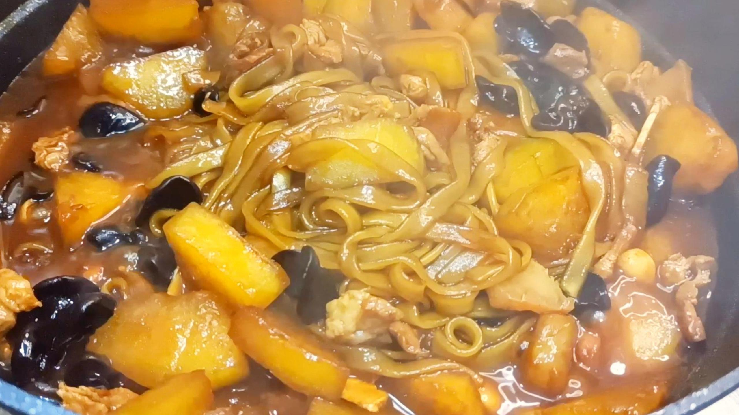 猪肉冬瓜炖粉条,热乎乎的一锅暖身又暖胃