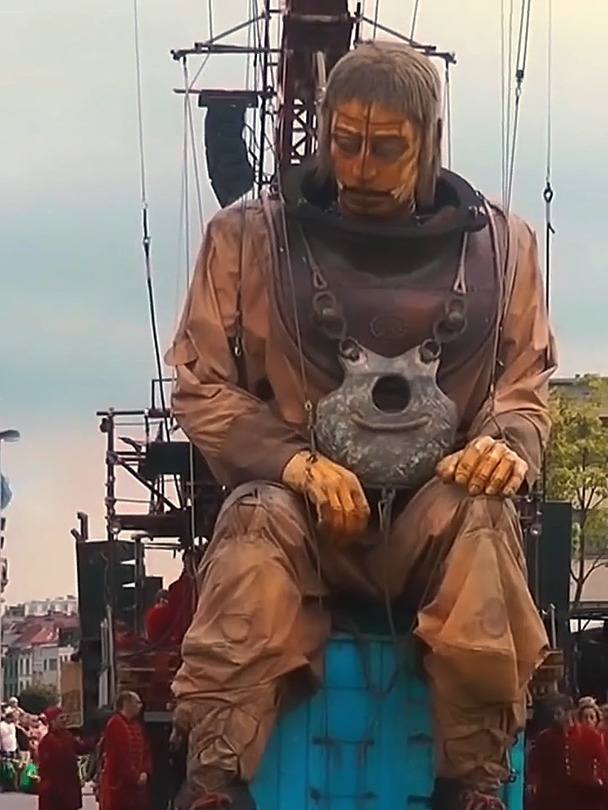 这个巨人做的太逼真了,跟真的一样