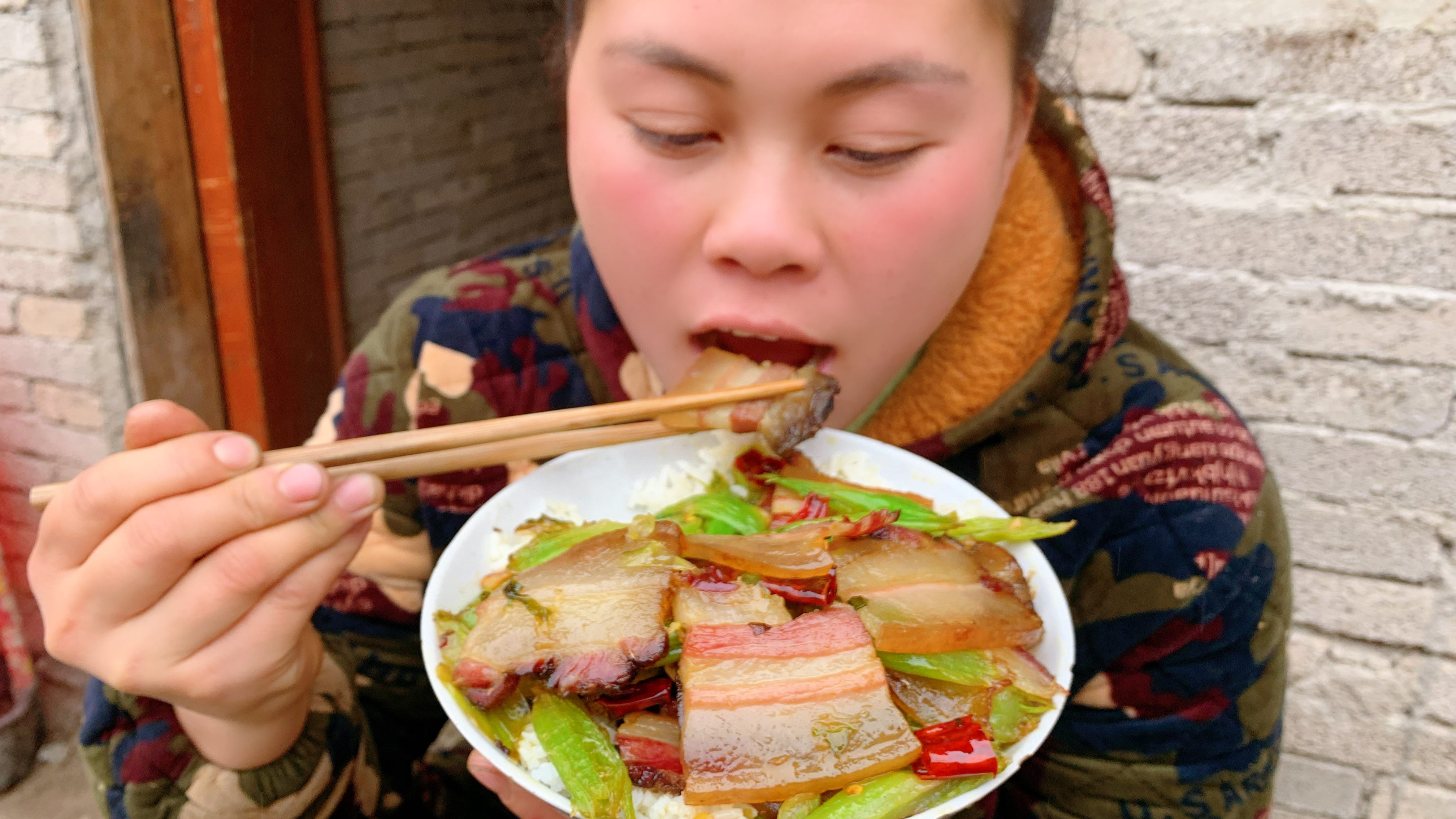 今天用芥菜炒一锅肥腊肉,加把干辣椒,香辣超下饭狗子有点吃腻了
