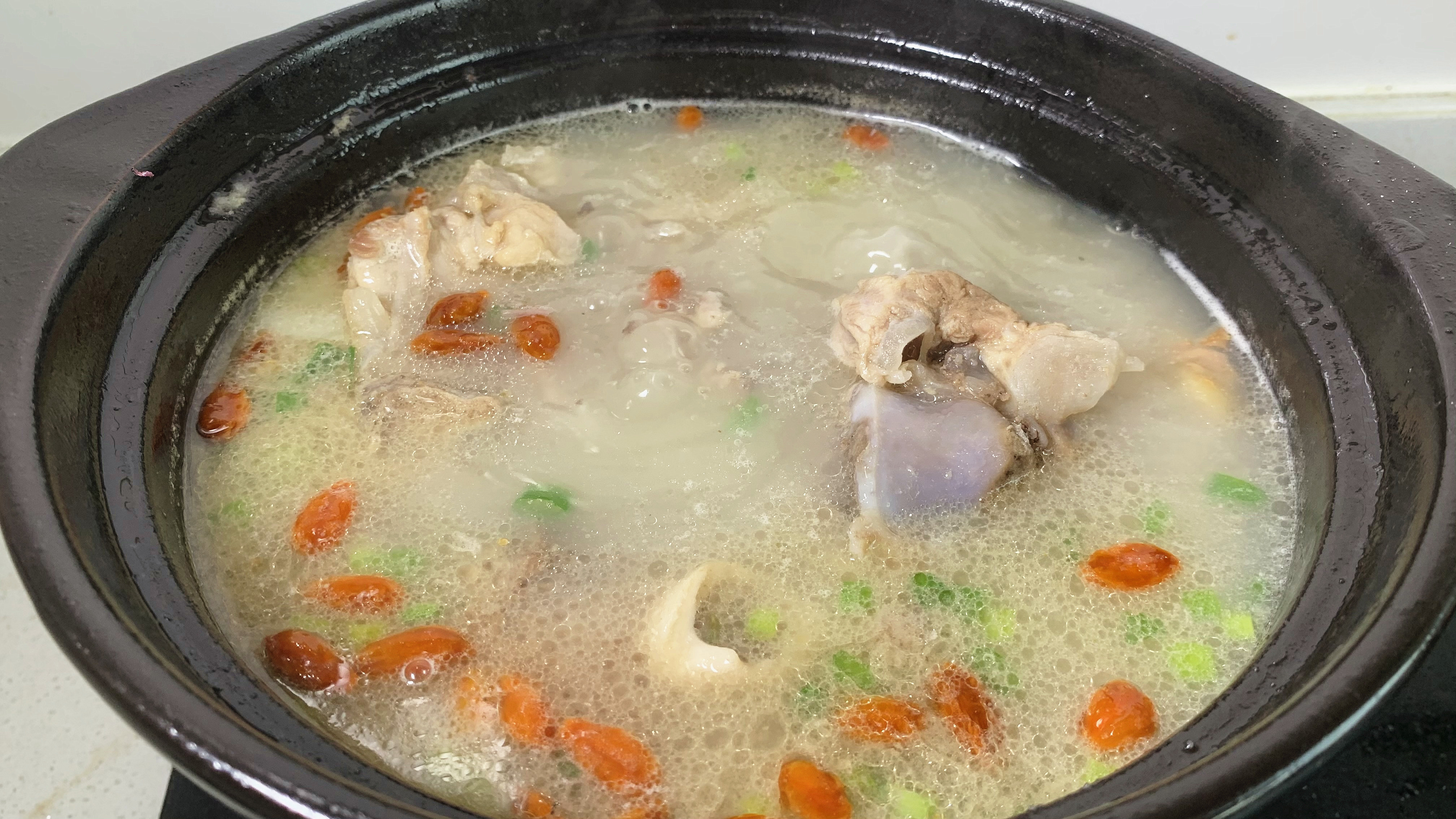 炖骨头汤，牢记“2放两不放”的诀窍，汤浓肉香不油腻，营养美味