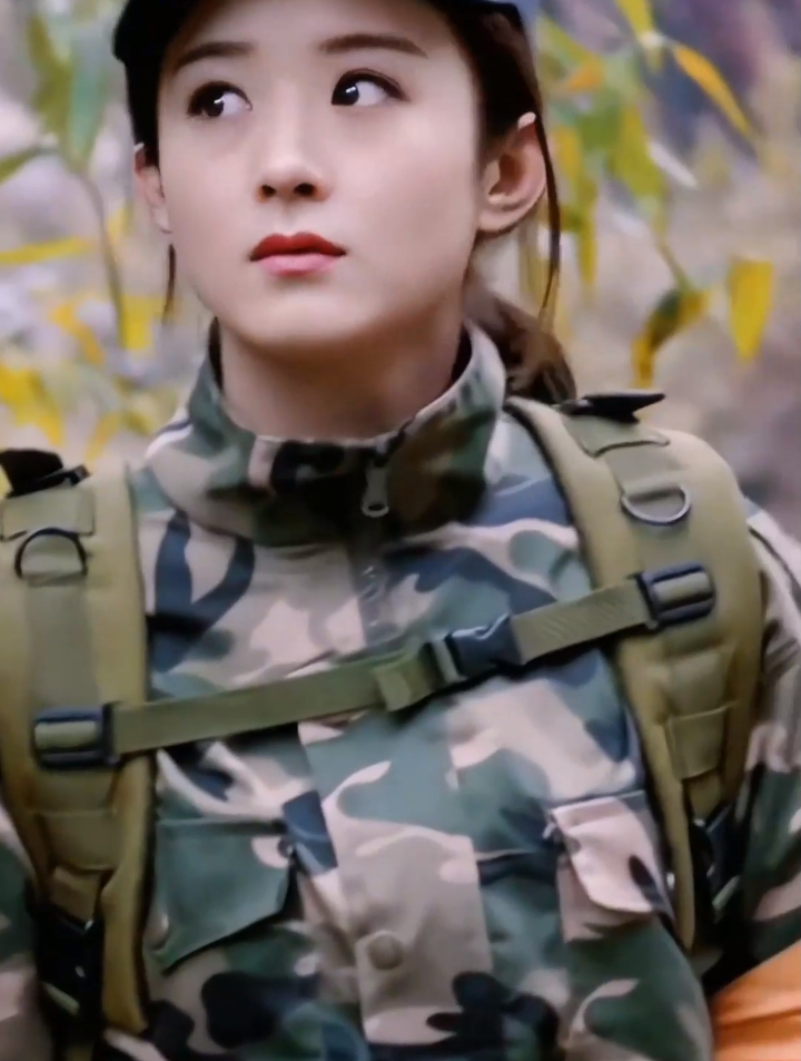 军装赵丽颖,穿的英姿飒爽,精致的脸庞你爱了吗?