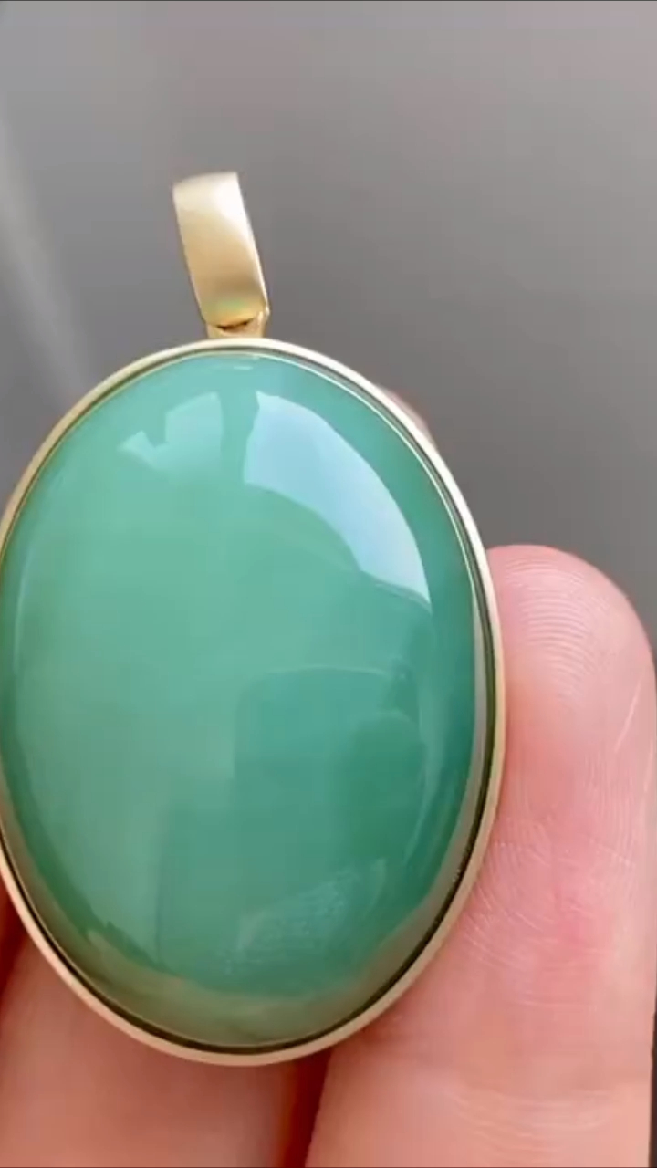 颜色超级灵的一颗粉青猫眼吊坠,大椭圆蛋