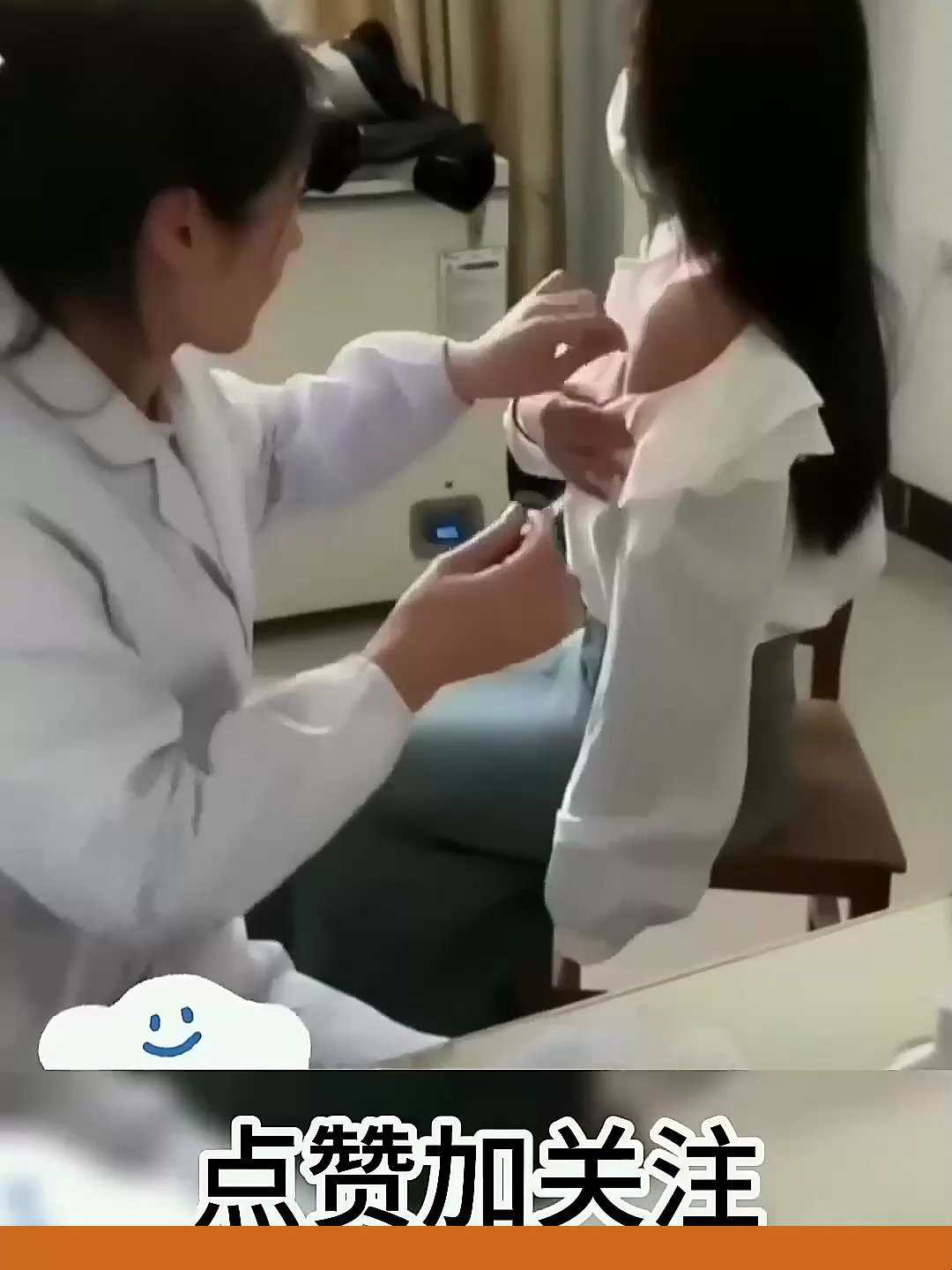 美女去打针,露出迷人的肩膀,网友:幸亏不是男医生!
