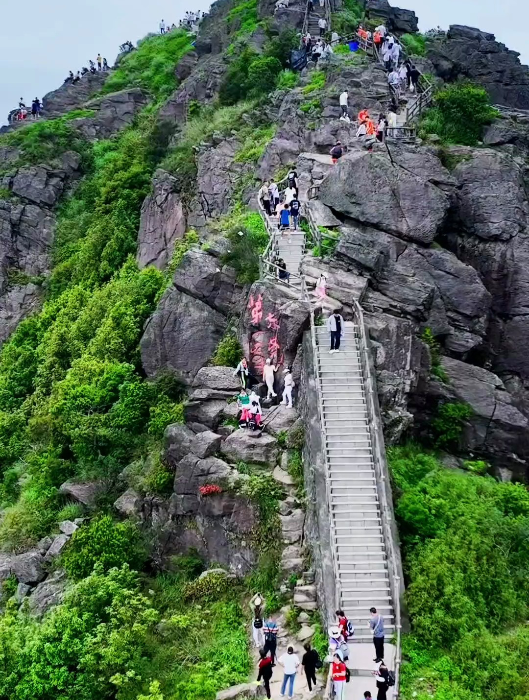 东莞第一峰银瓶山,海拔898米,因远望像一樽银瓶得名银瓶山