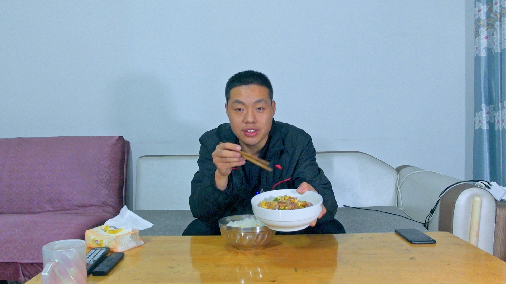 成都打工:一个人的晚餐就是简单,做个洋葱炒鸡蛋,美味又下饭!