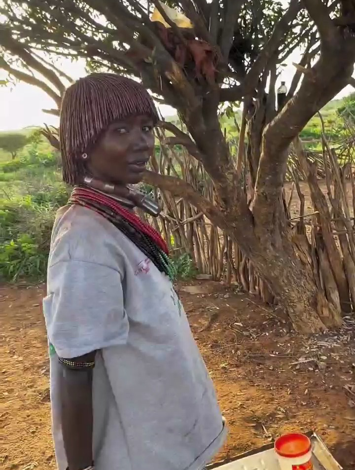 见识一下非洲原始部落野人做饭,眼前这一幕,有点不堪入目!-度小视