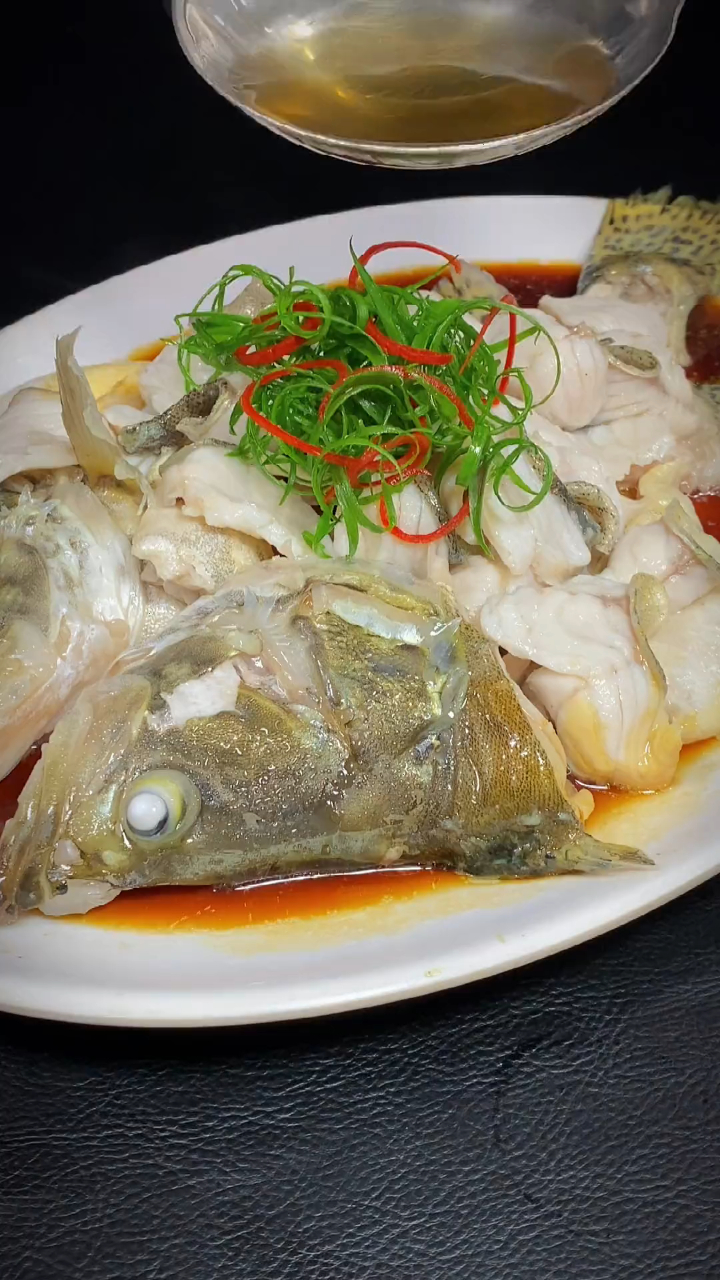 今天给大家蒸条桂花鱼好吃鲜美上档饭桌上必安排
