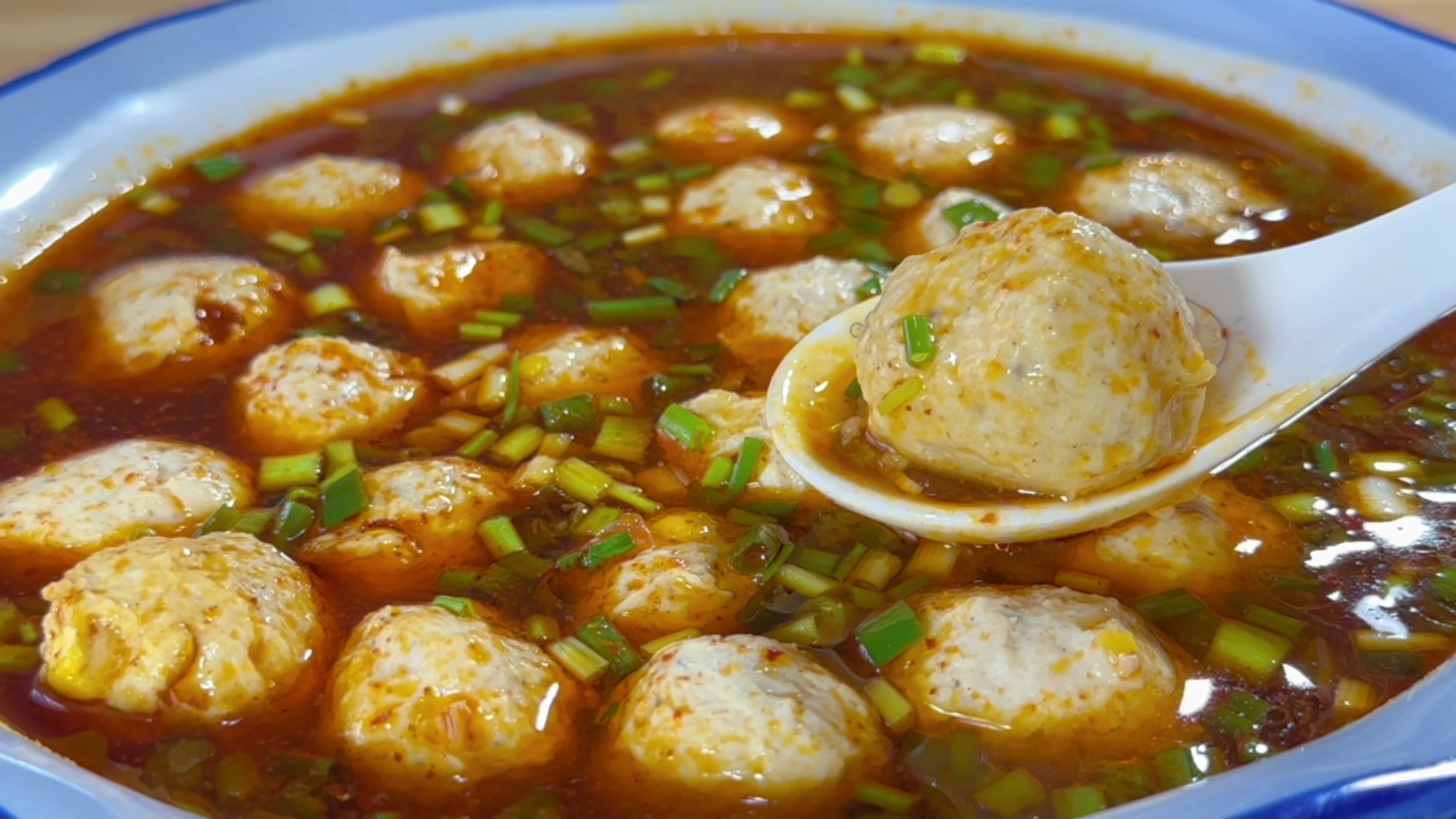 把鸡胸肉放入开水锅里,出锅就是一盘美食,夏天我家三天两头要吃