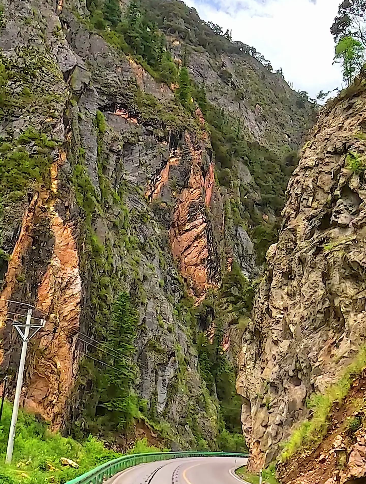 国道215四川甘孜州白玉县段沿途景色