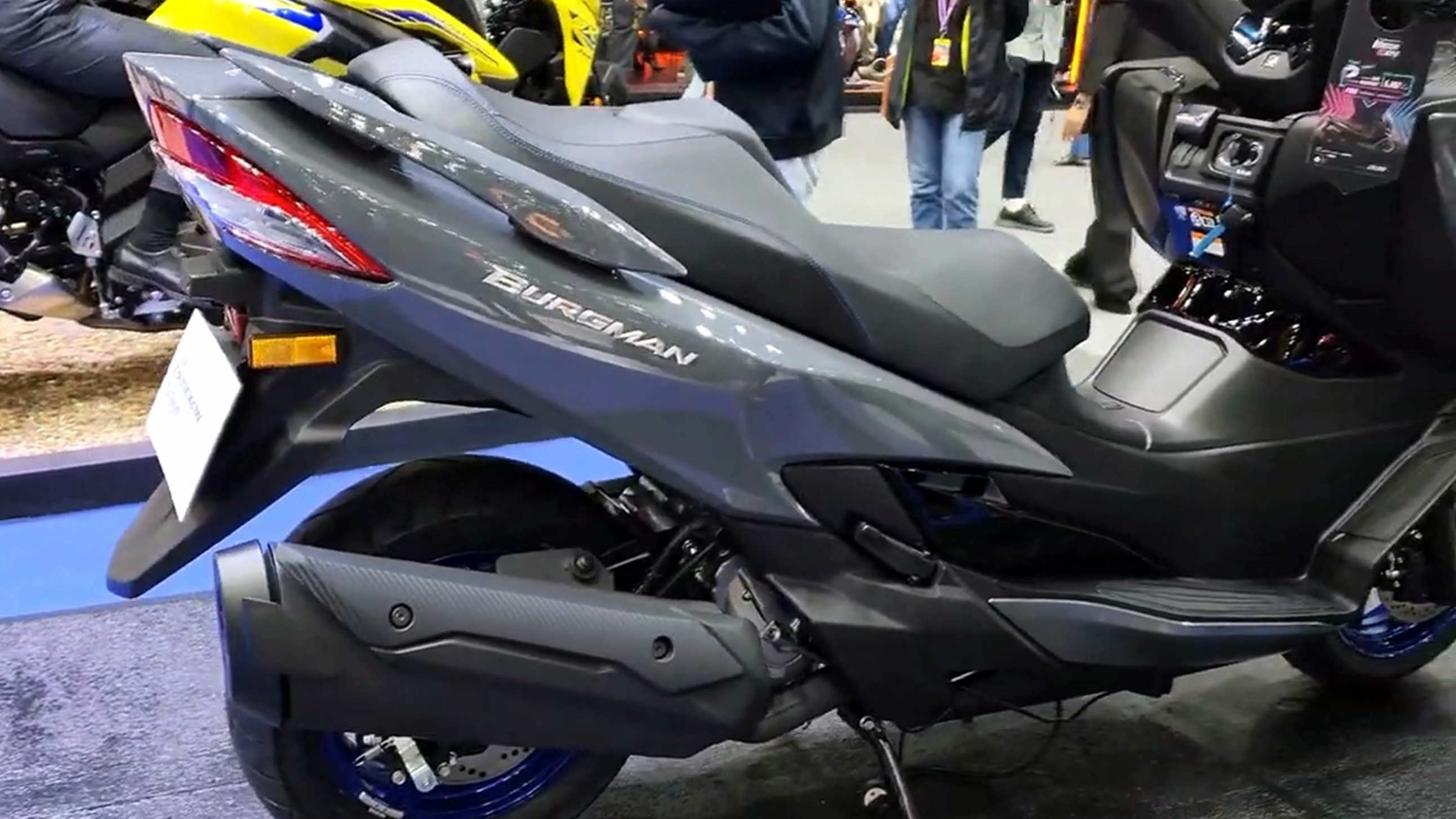 铃木汉堡人400踏板车,前后ABS刹车,油耗3.9,满油能跑350公里